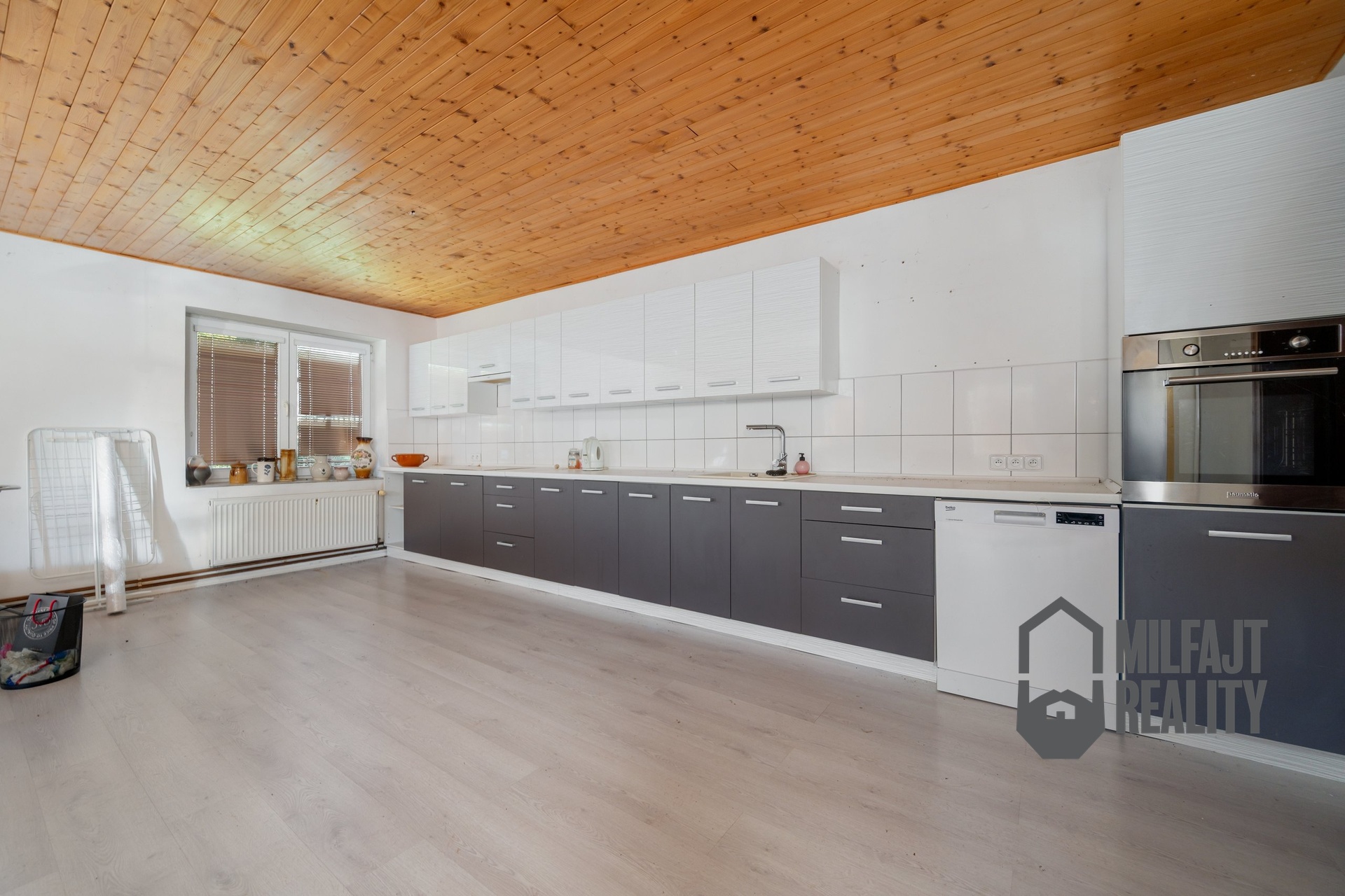 2025-09-30-09-40-09-CZ8_4121