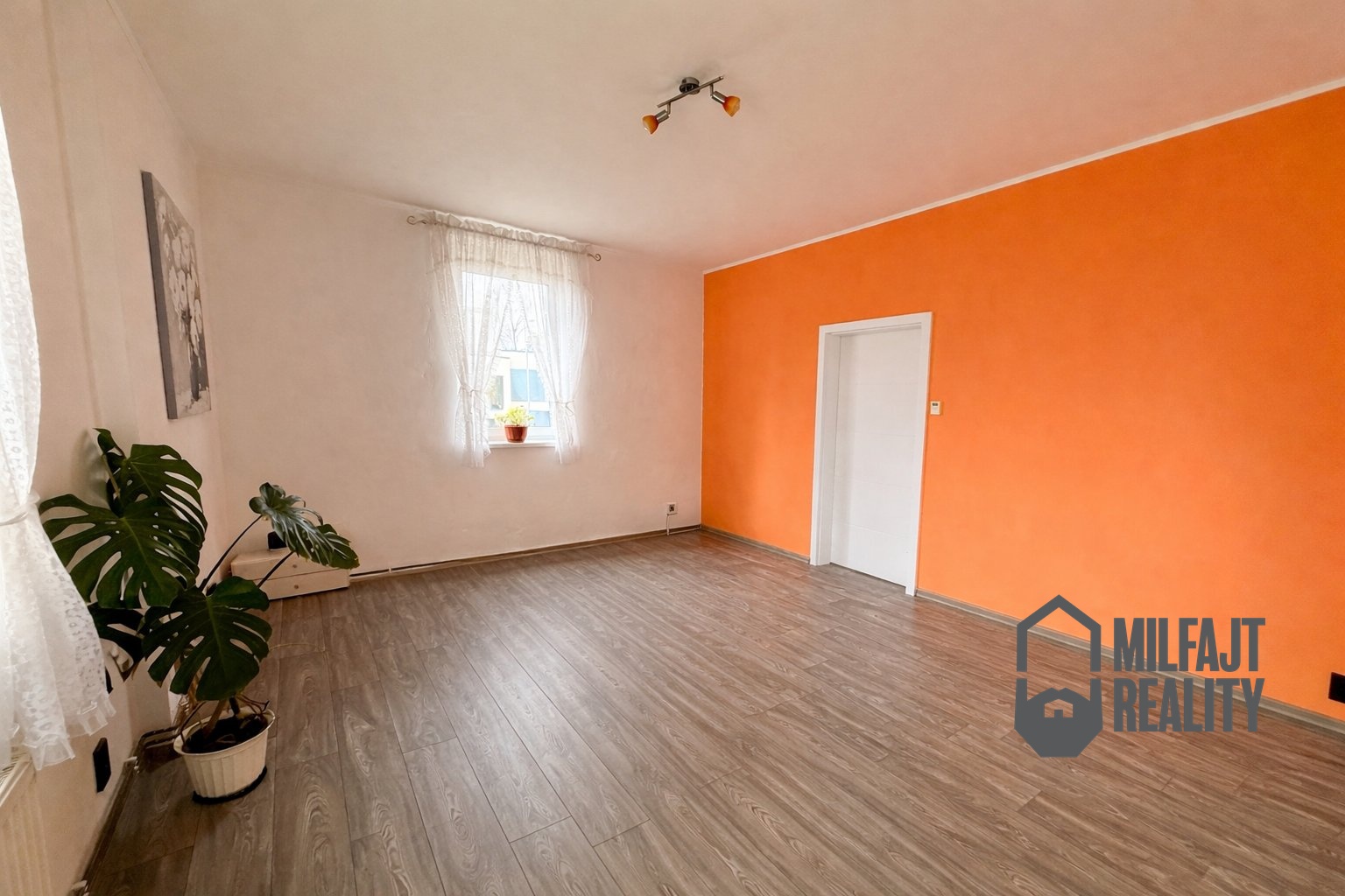 78C04C9A-E0A4-4B72-B896-9F111767423F