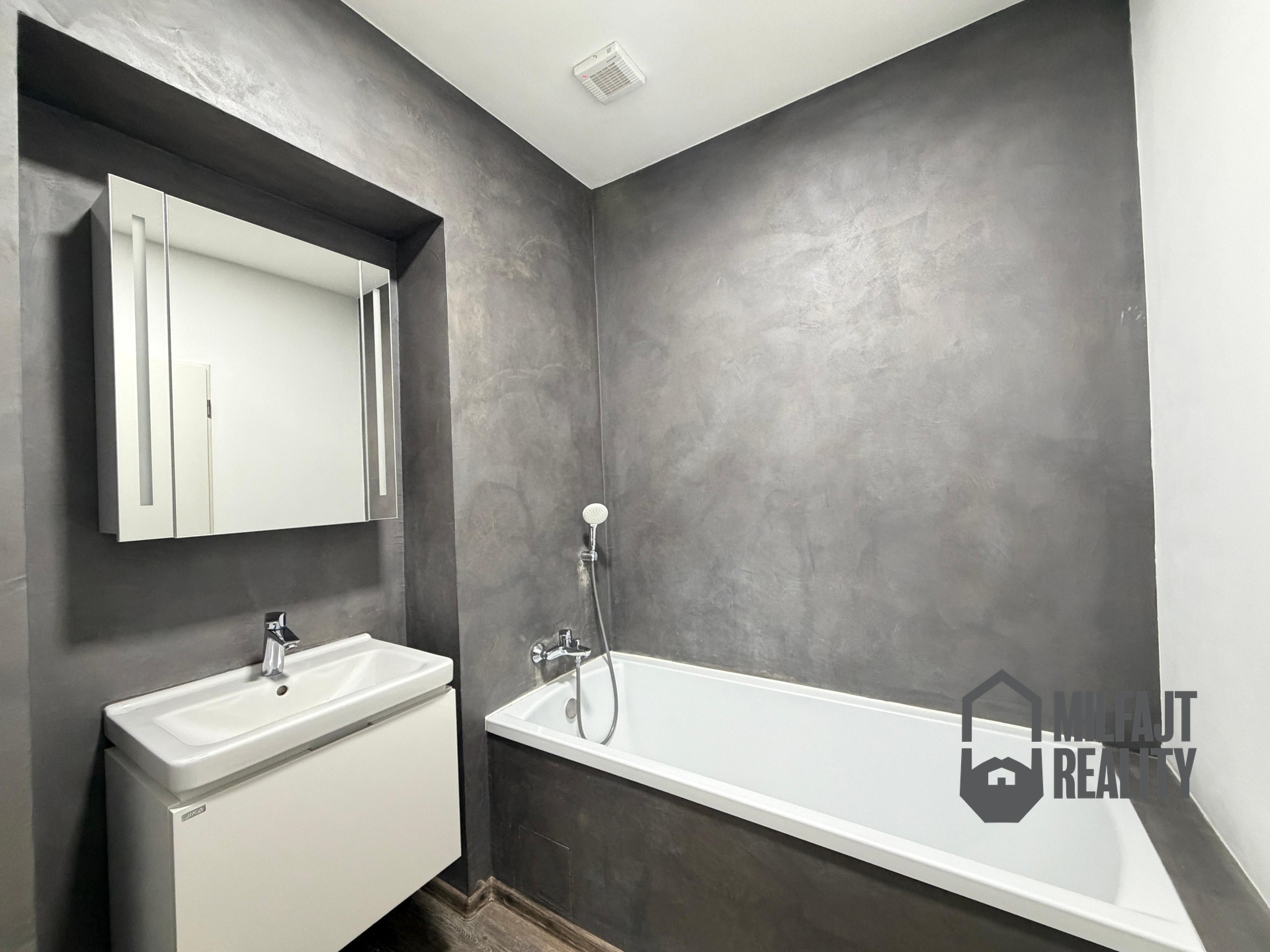 6d953601-0600-449a-9f08-393f9729fd5d