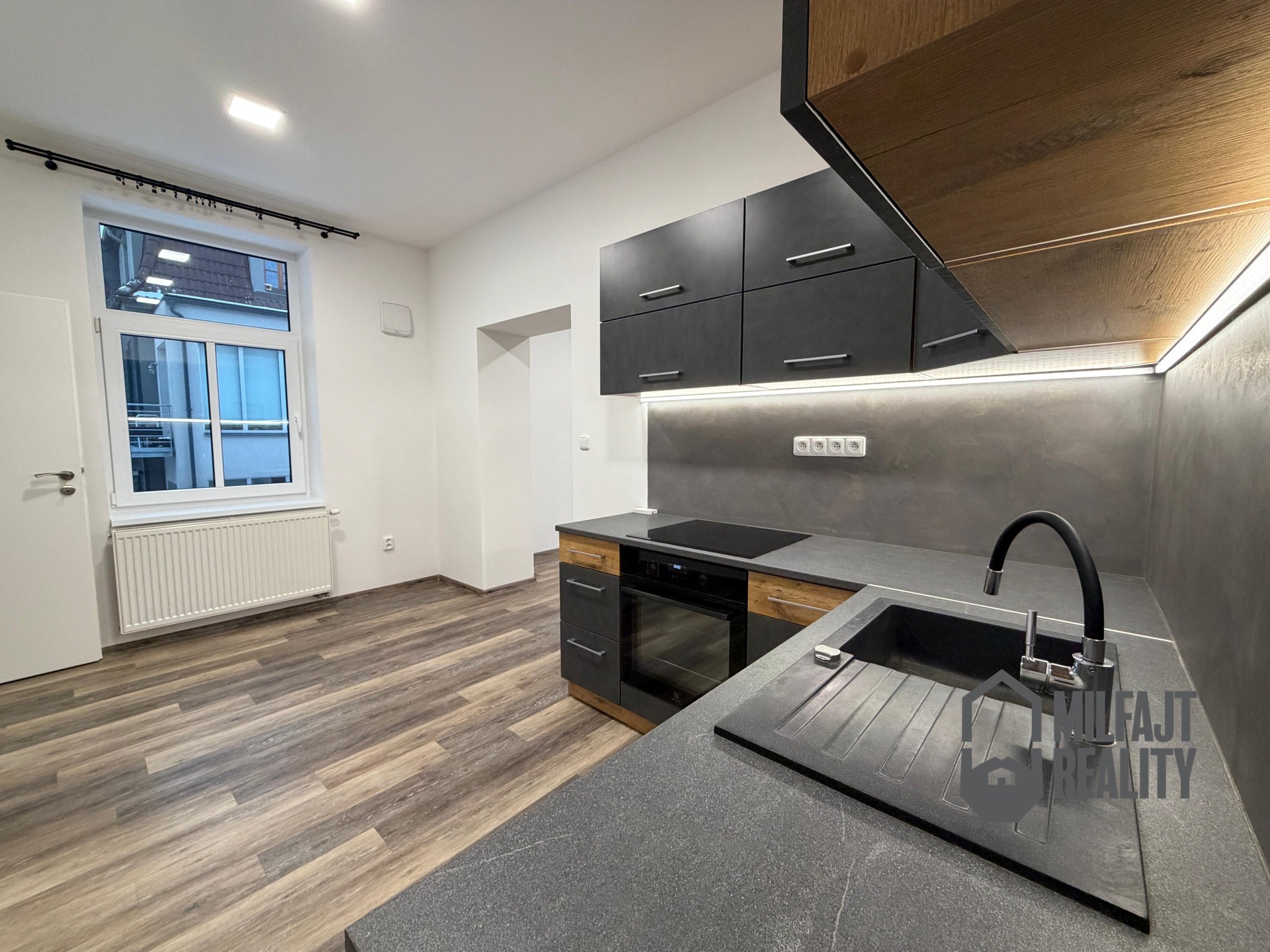 beee3a1d-3464-4816-9512-c81277f5bf54