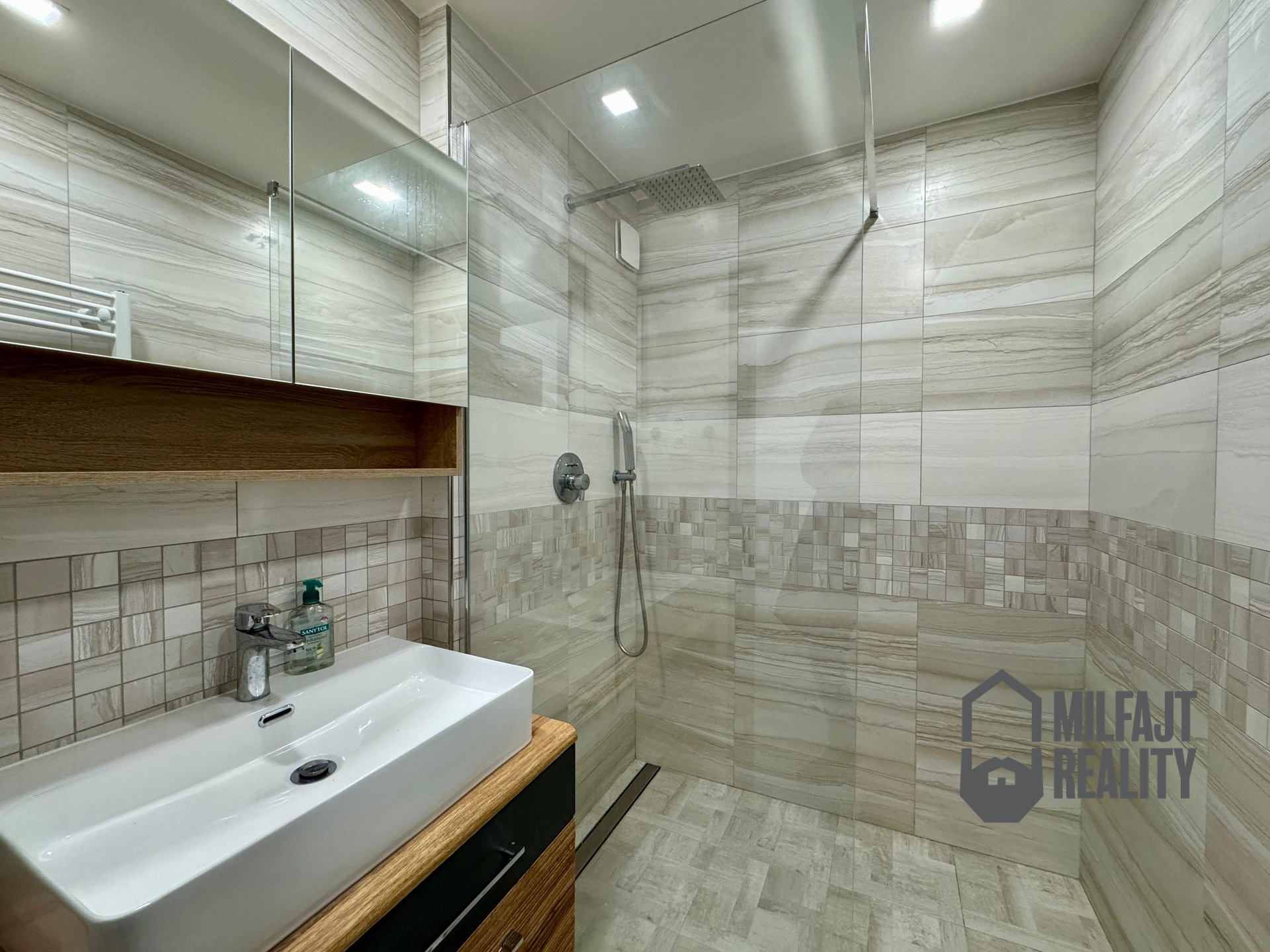 58807bf2-221e-4fe5-ae83-363fcaef1b06