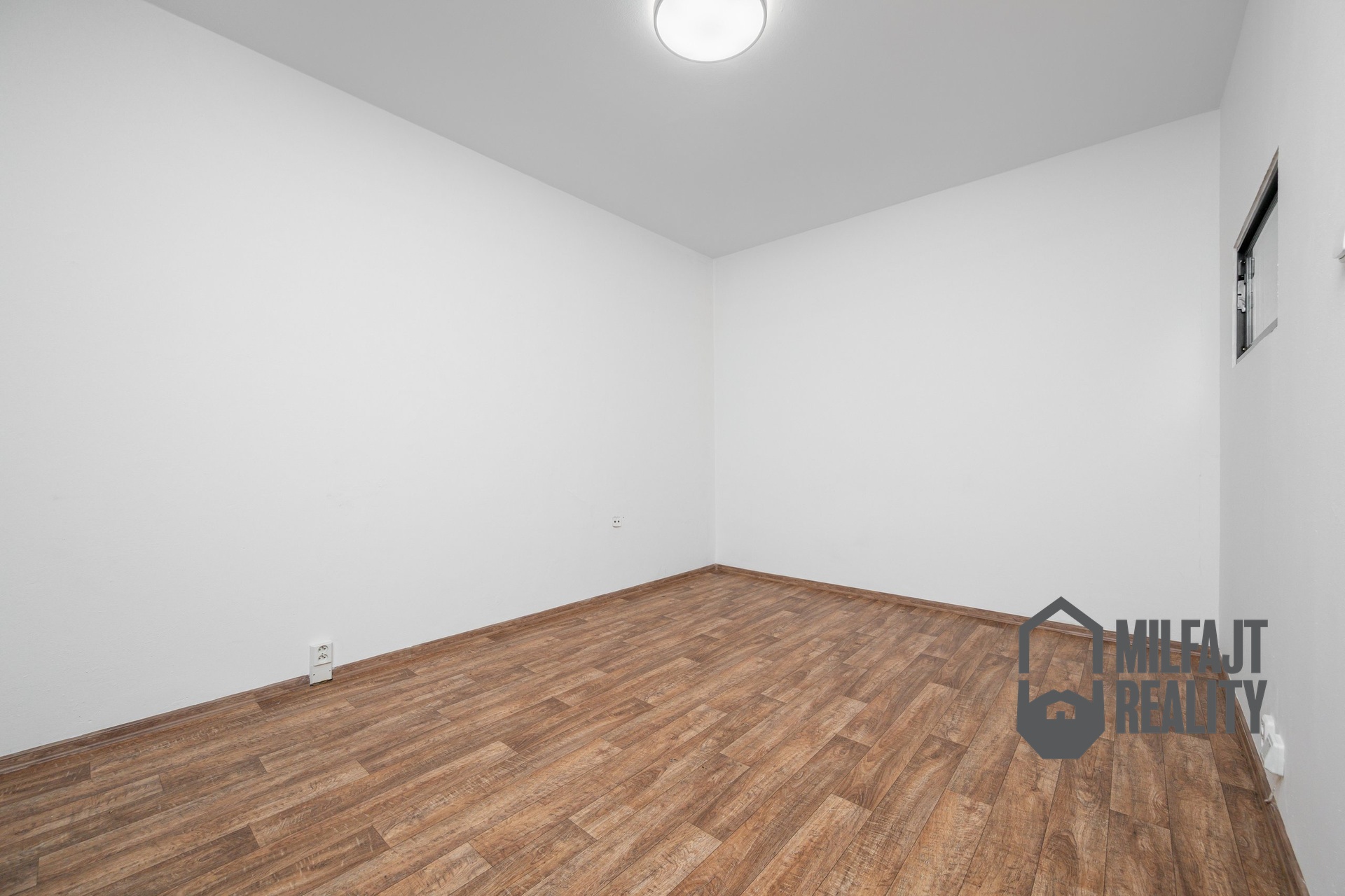 2026-03-12-09-15-35-CZ8_2505