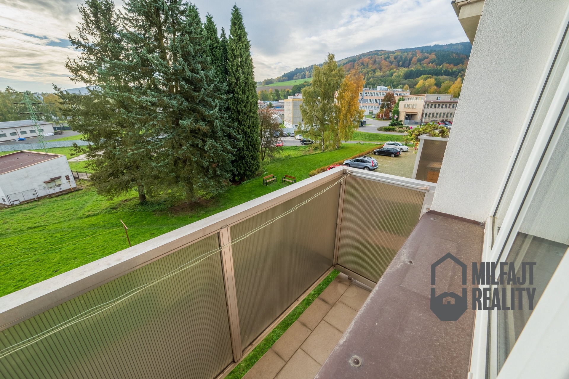 2025-10-21-09-32-59-CZ8_6565