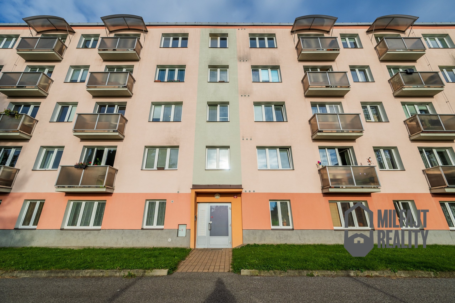 2025-10-21-09-29-33-CZ8_6559