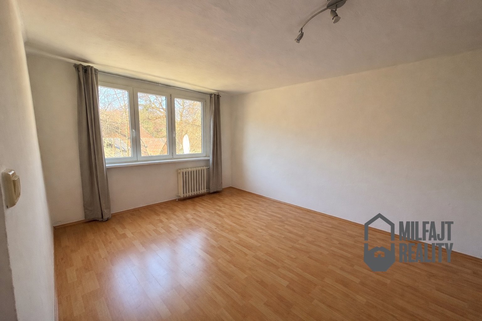 BBBD5B81-624E-4624-9201-3DFA714D8CBC