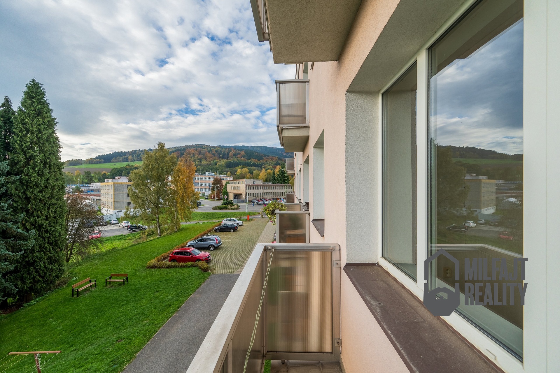 2025-10-21-09-33-23-CZ8_6571