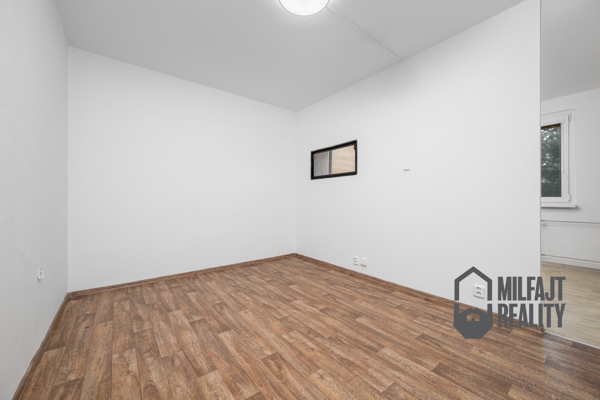 2026-03-12-09-14-43-CZ8_2496