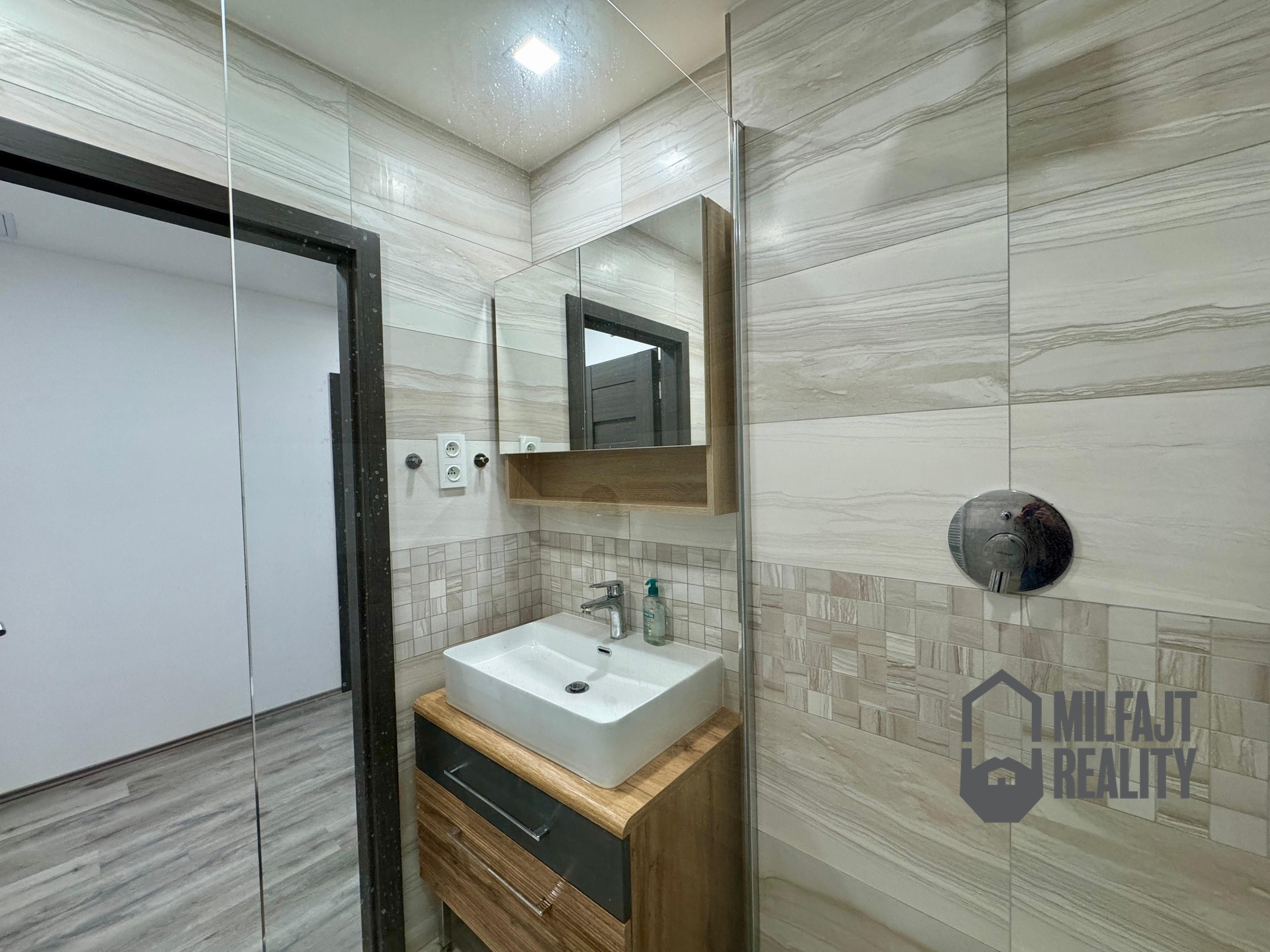 5efc718e-51e8-41e8-abdf-38a199f14d27