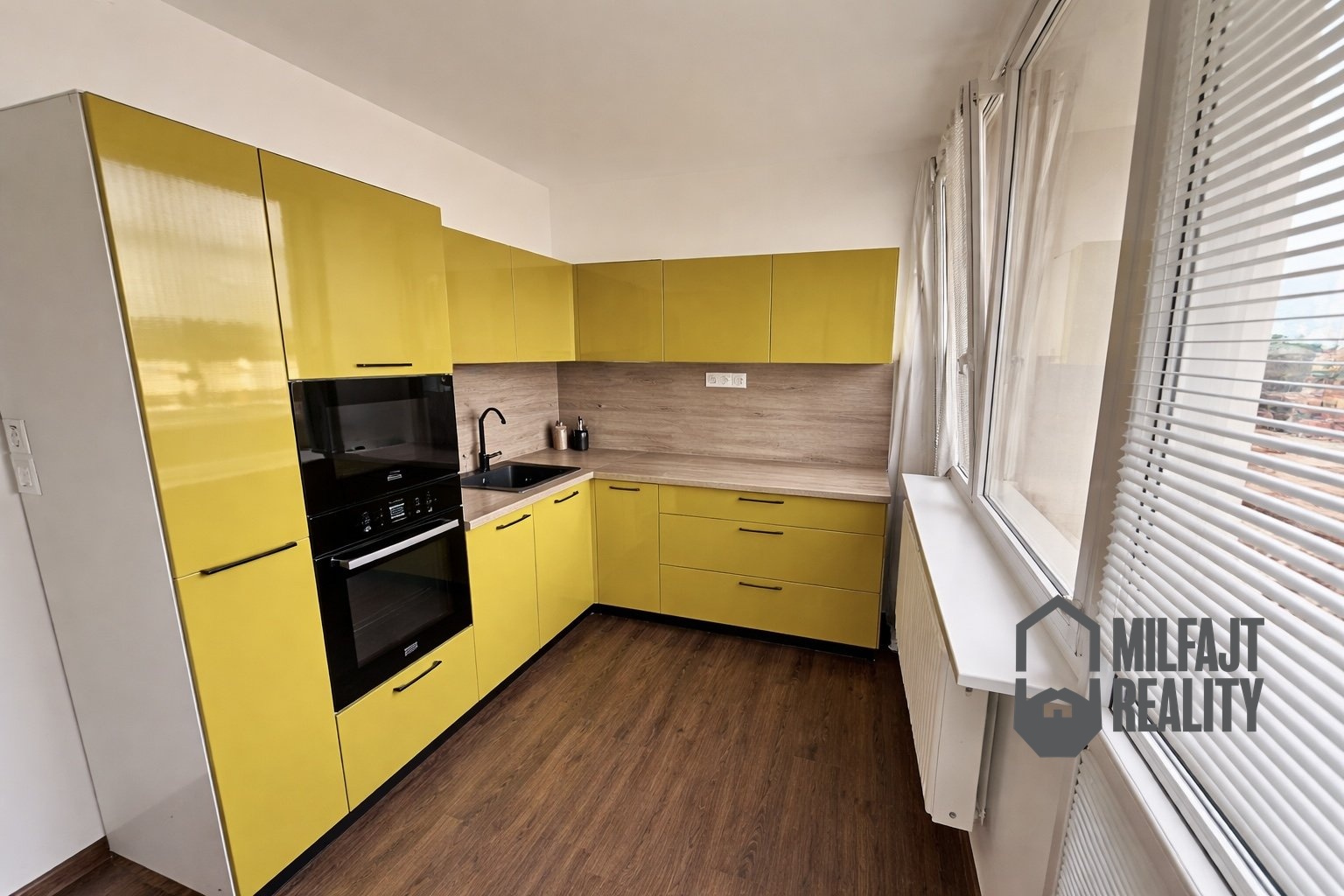 1AB7FDD0-AA1E-4EF0-961A-E0BA549DC5CE