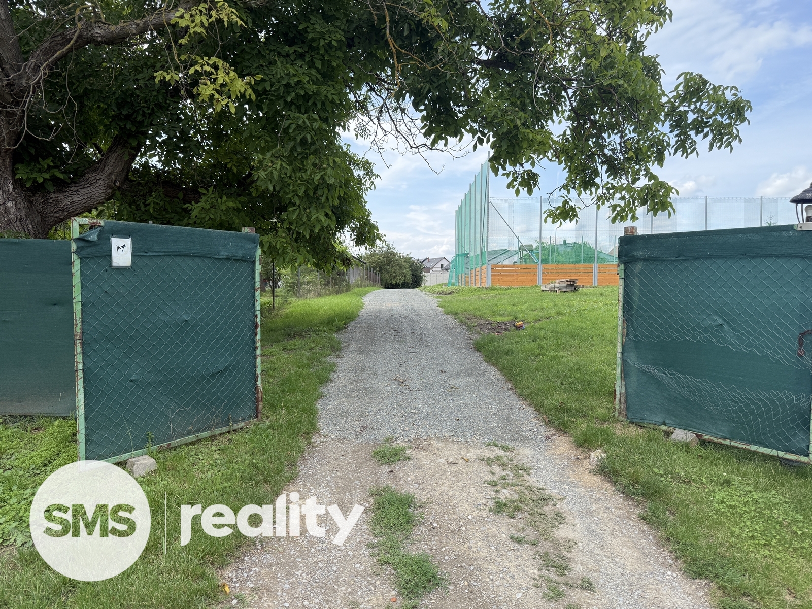 Příjezdová cesta zezadu domu