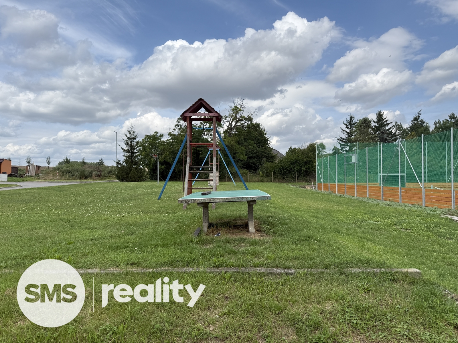 Hřiště ihned za domem