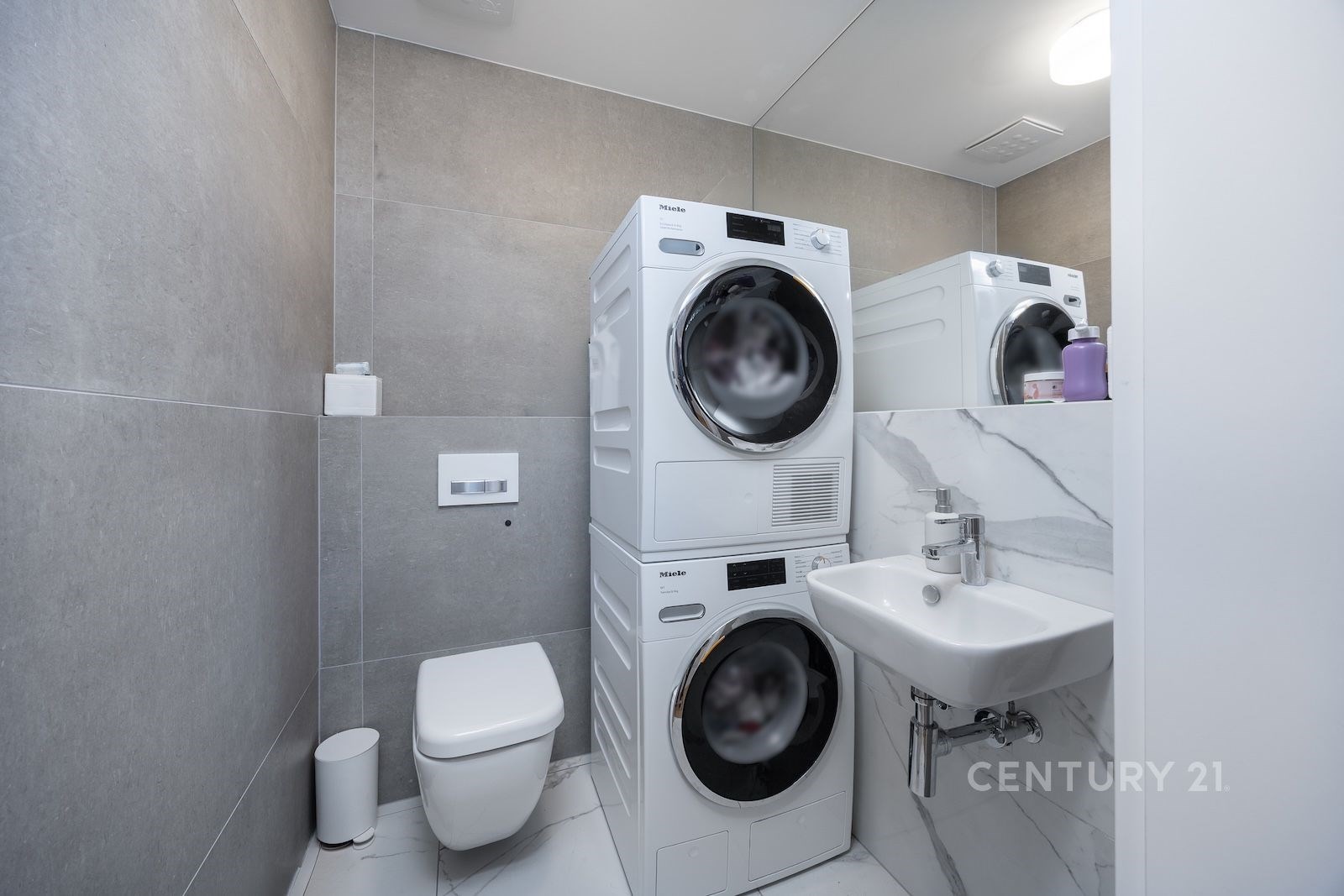 Toaleta s pračkou a sušičkou