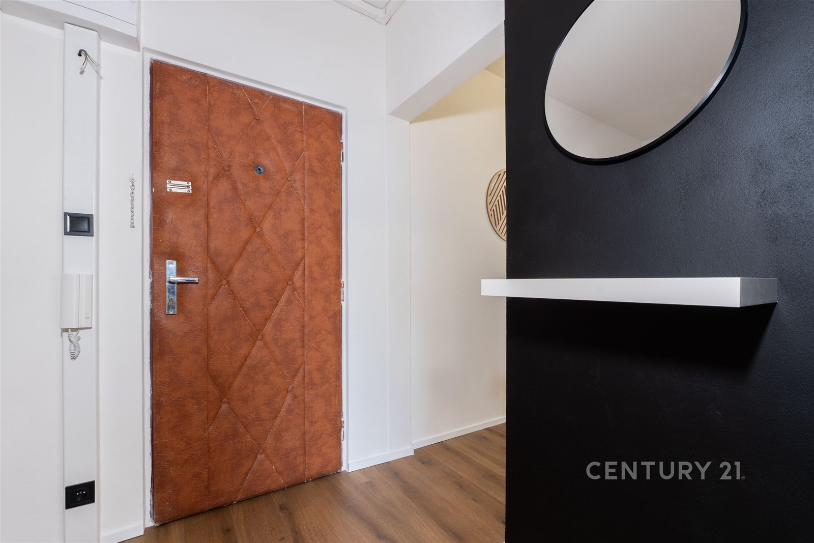 Vstupní chodba s dřevěnou podlahou, moderní černou