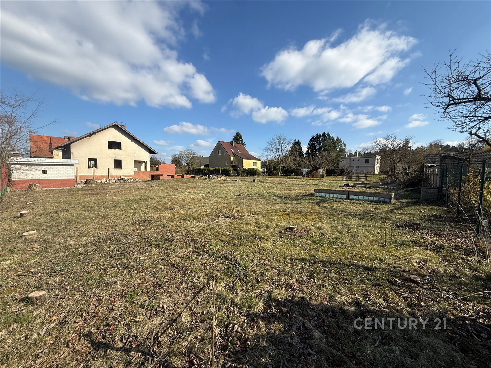 Na pozemku se nechází dům s vydaným demoličním vým