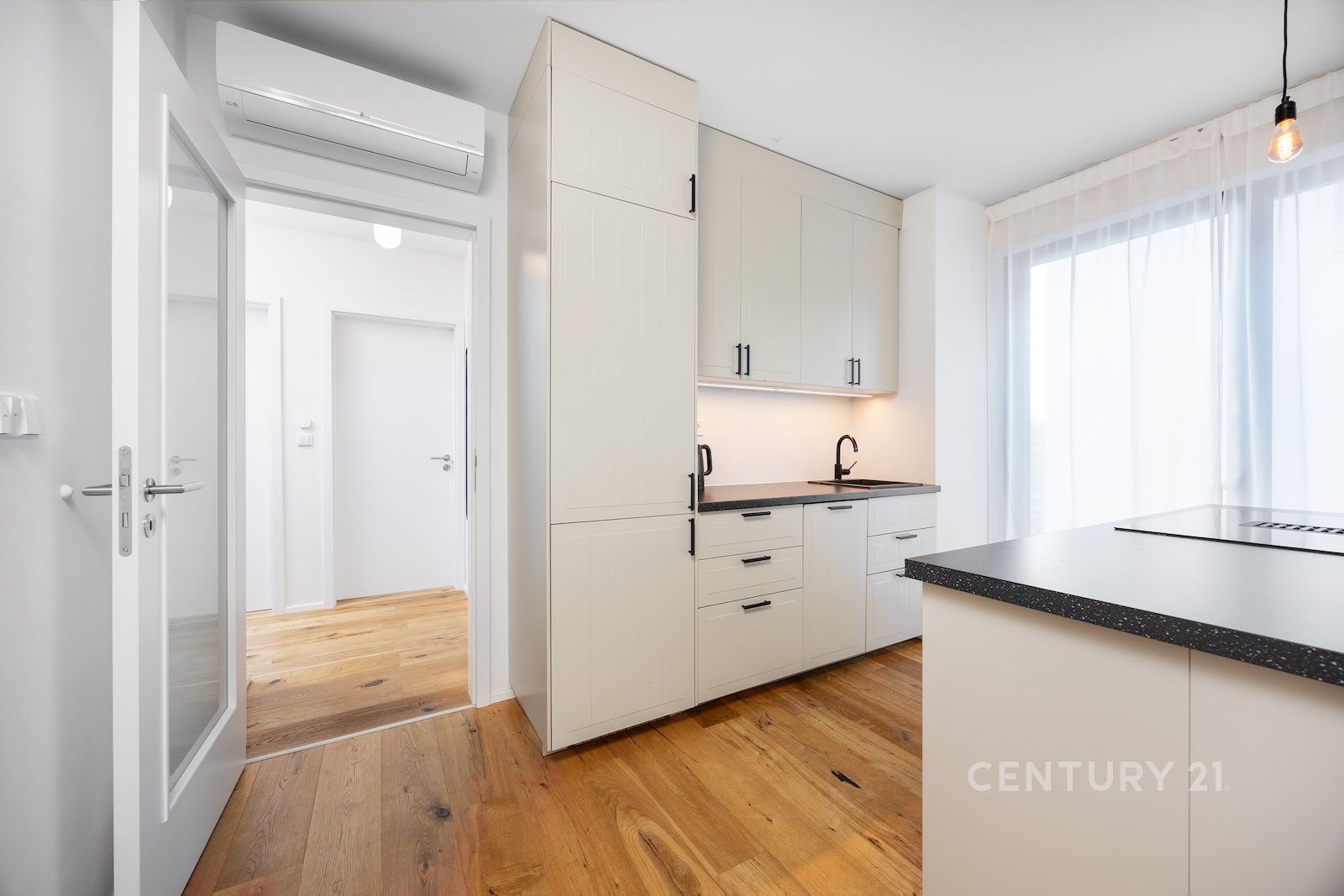 Kuchyňská linka s ostrůvkem na vaření