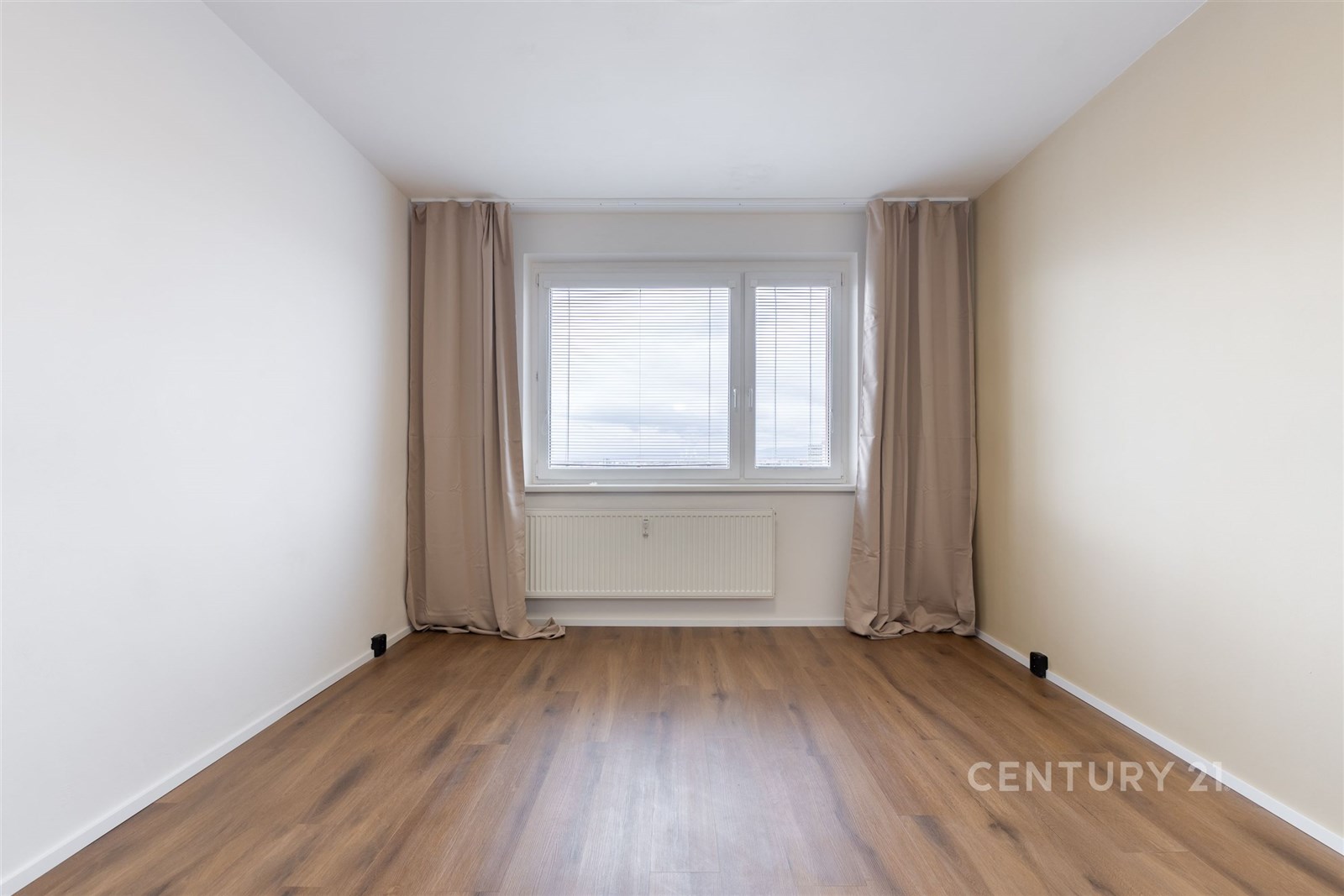 Prázdný pokoj s dřevěnou podlahou, velkým plastový