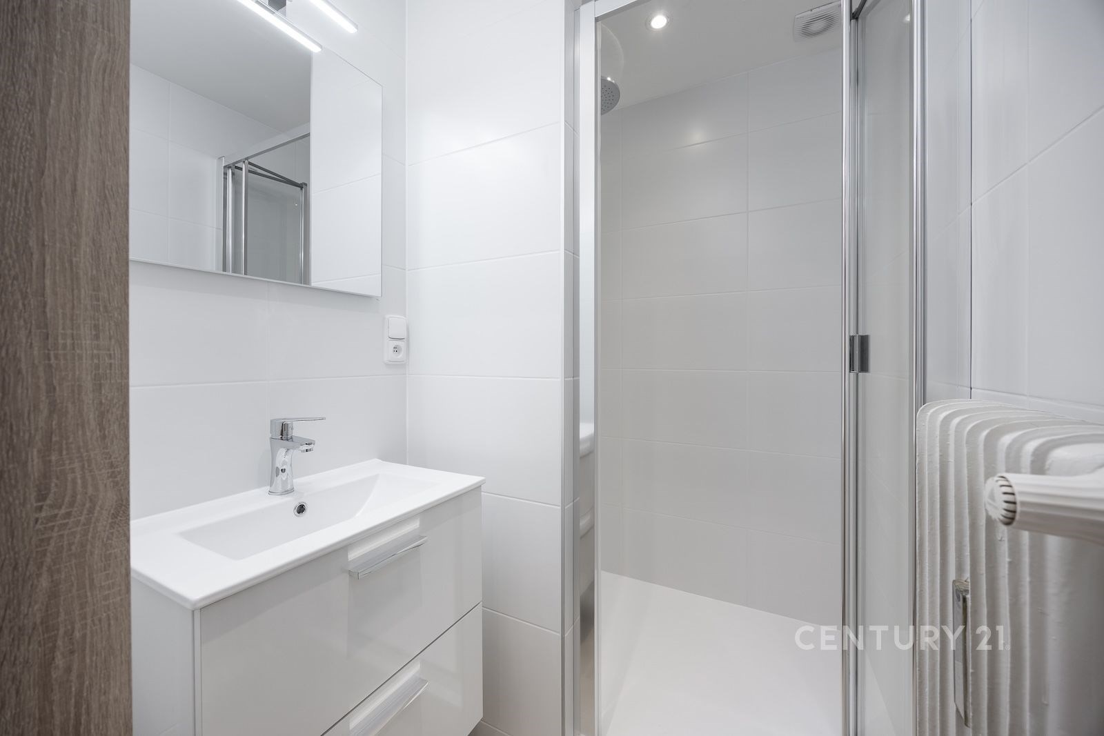 Koupelna s velkým sprchovým koutem