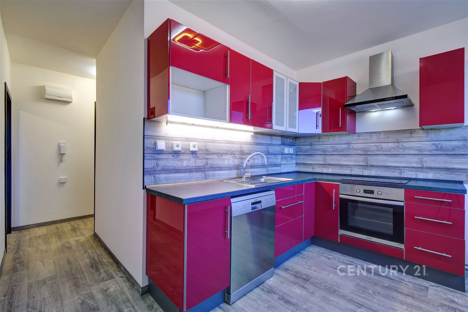 Moderní kuchyň s parketovou podlahou, červenými le