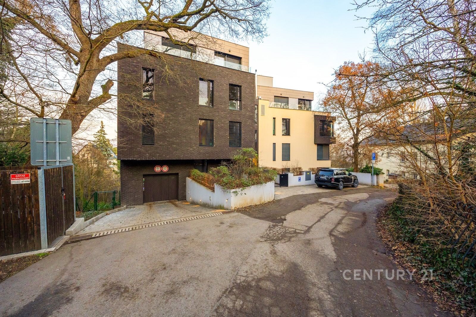 Příjezd k domu a vjezd do garáží