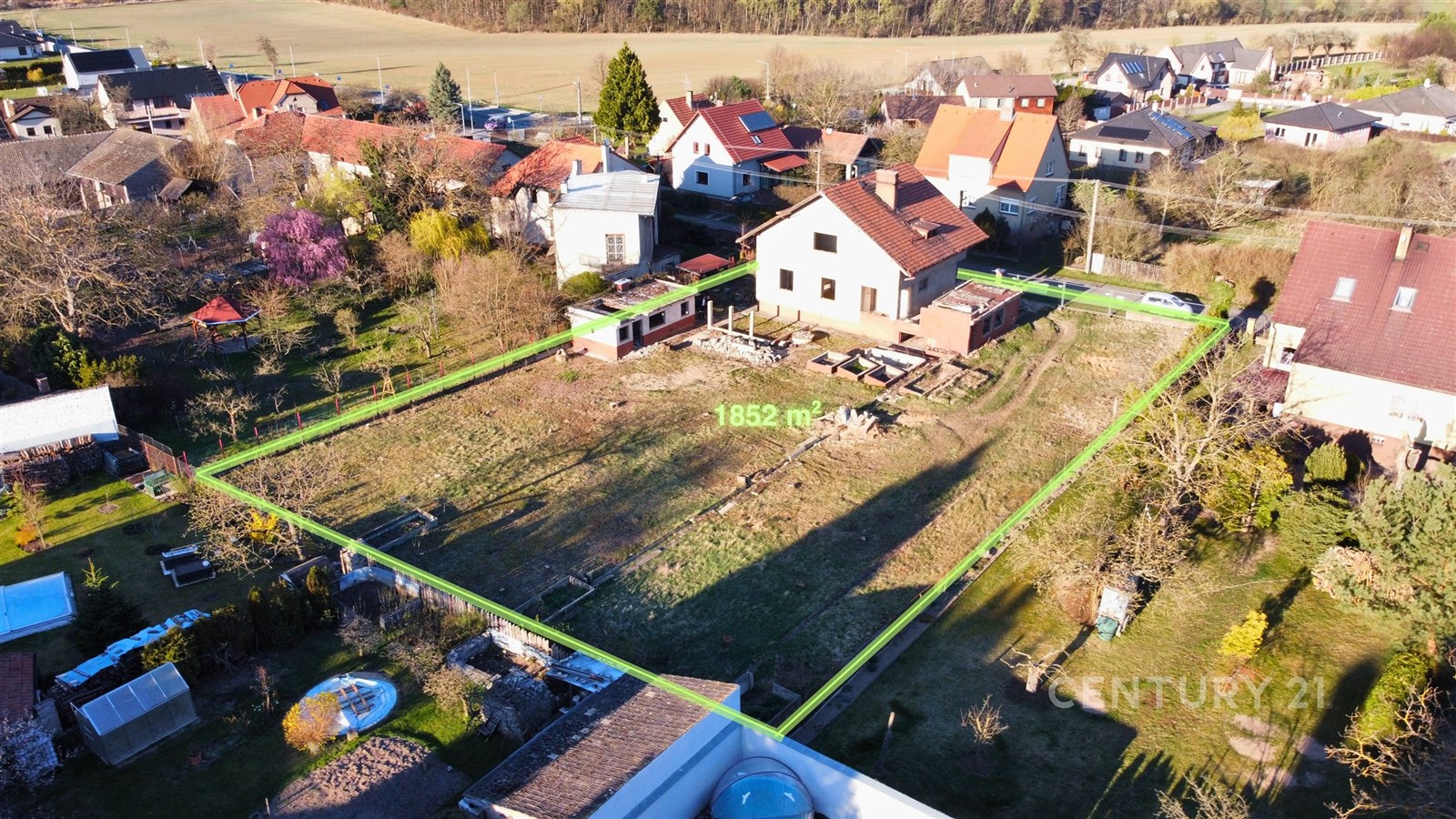 Pohled na pozemek z JZ, celková výměra pozemku 185