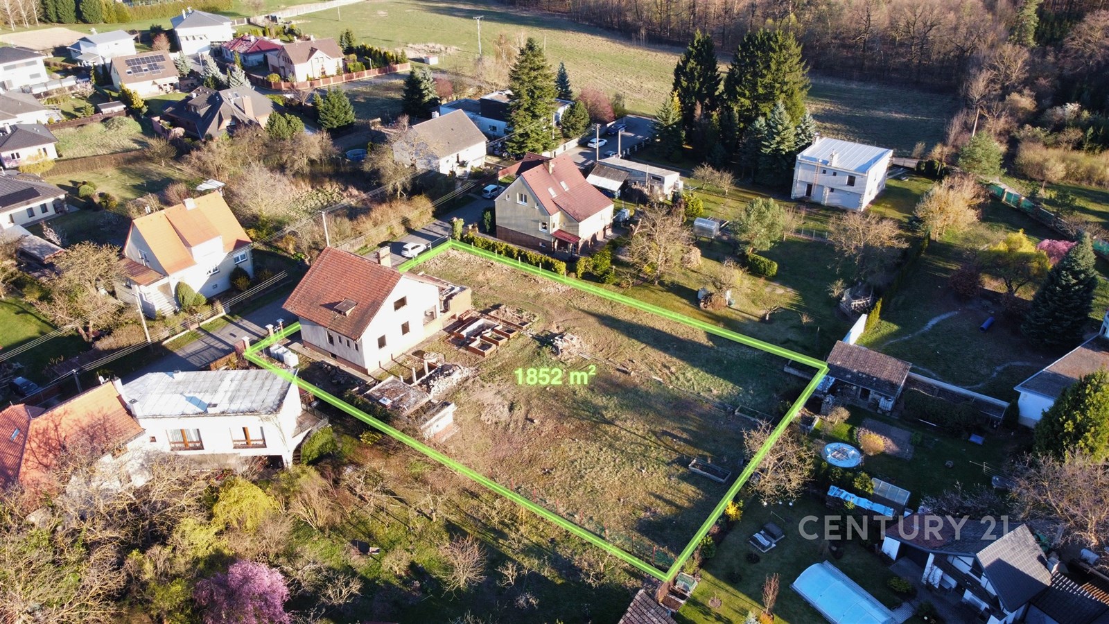 Pohled na pozemek z SZ, celková výměra pozemku 185