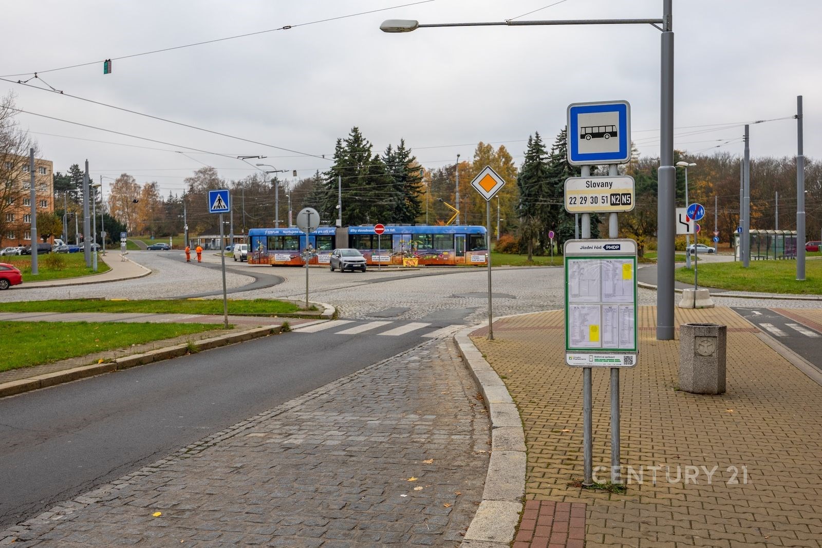 Nedaleká zastávka Slovany