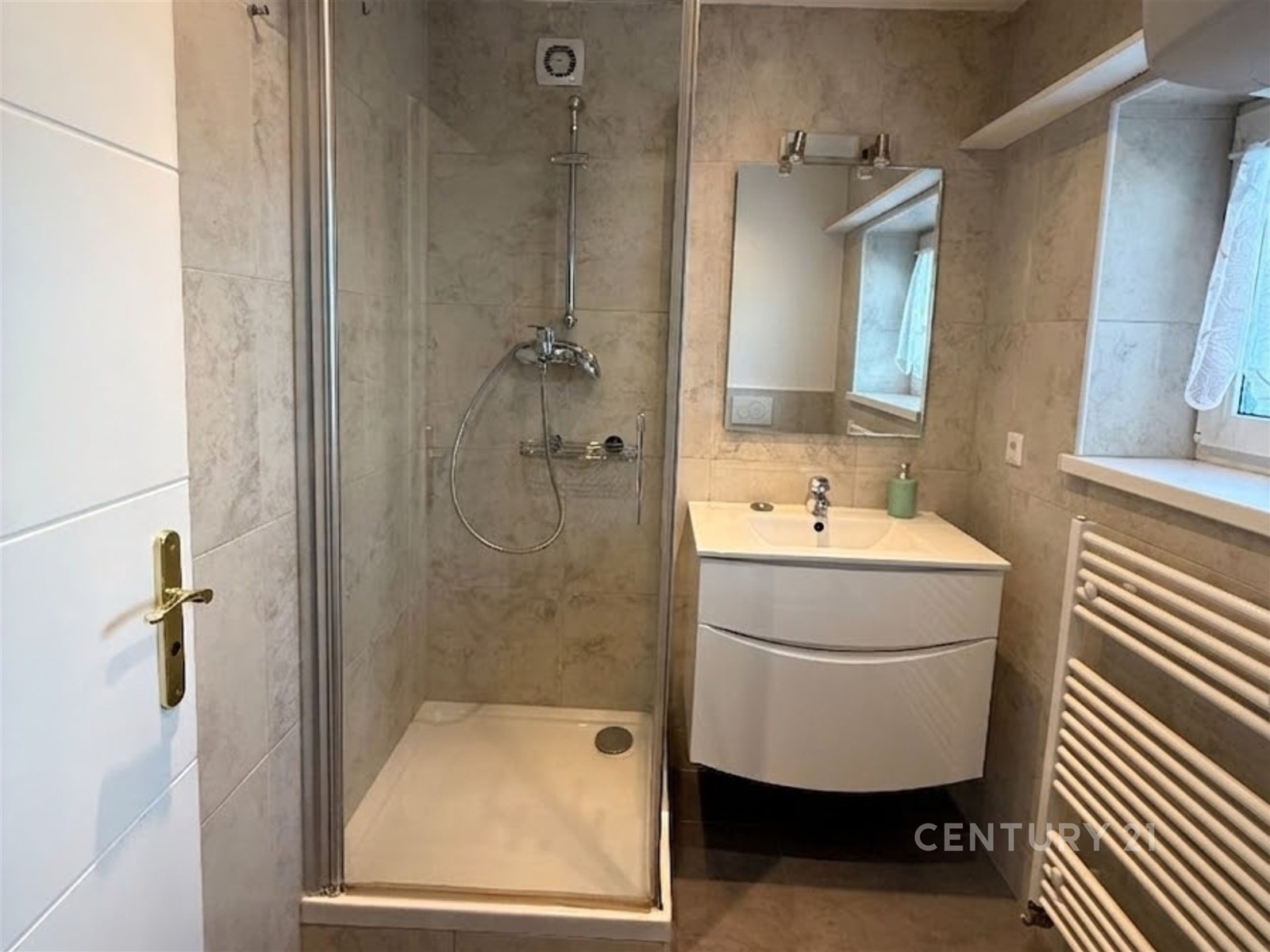 Koupelna se sprchovým koutem