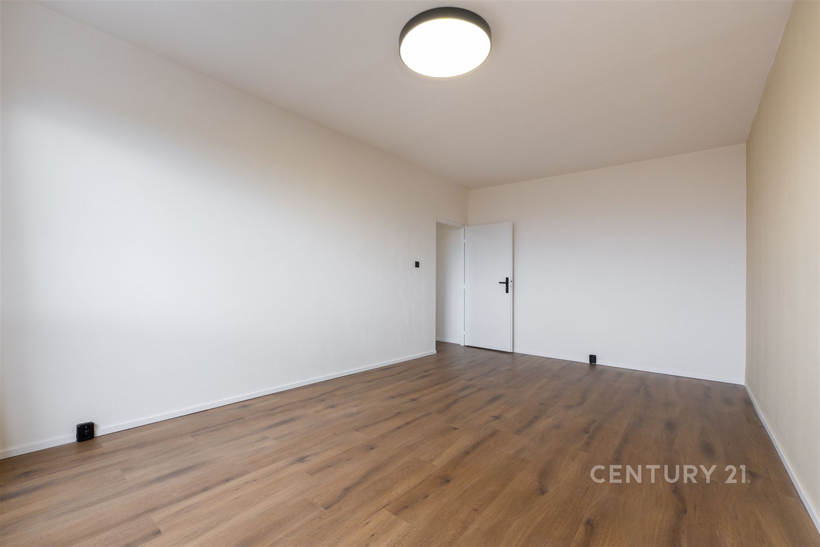 Prázdný pokoj s moderní parketovou podlahou, bílým