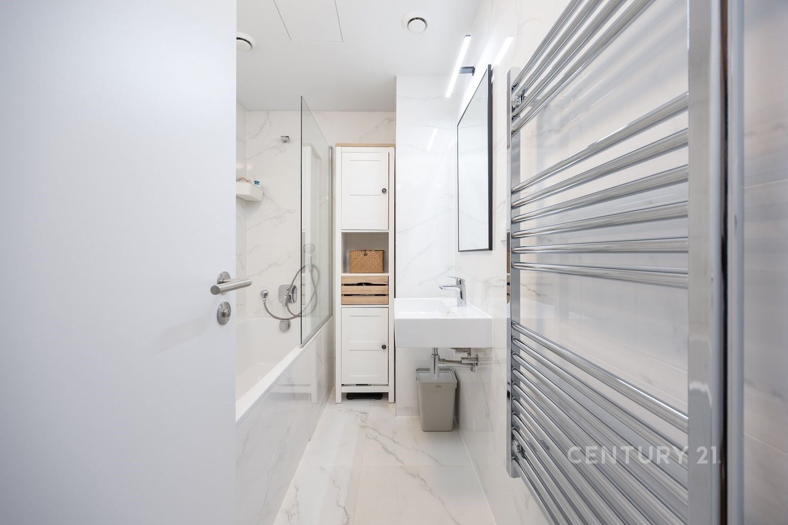 Koupelna s vanou a prostorem pro pračku a sušičku