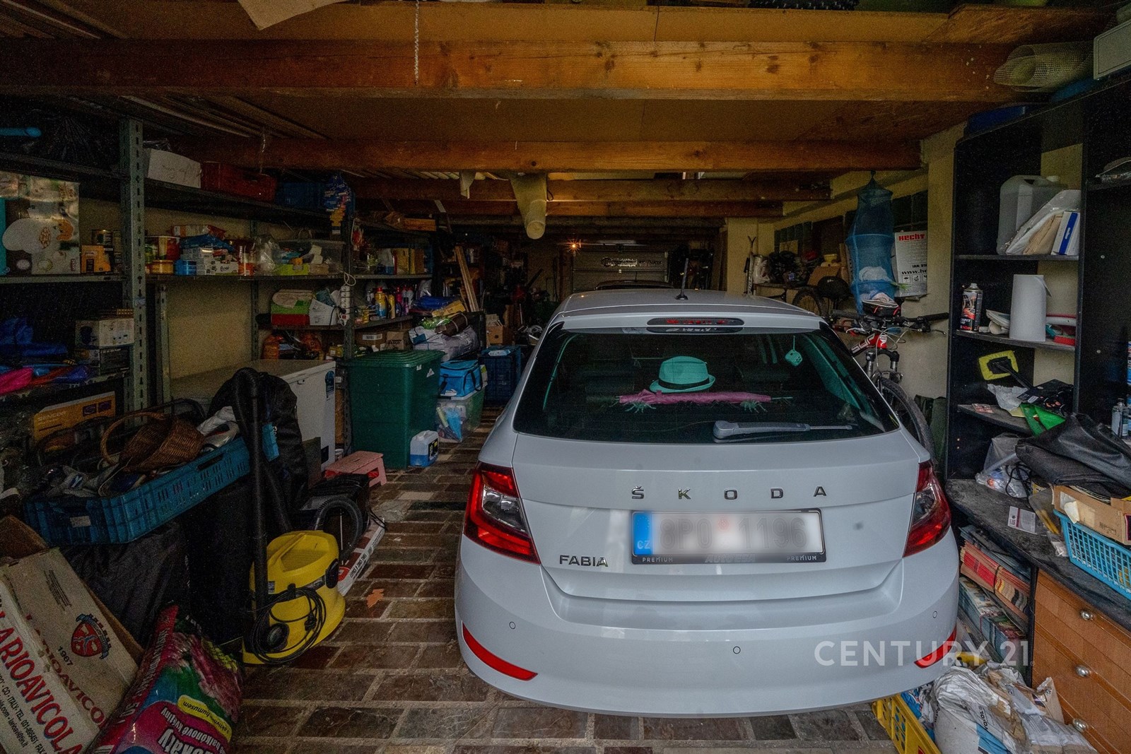 Nadstandardní garáž pro 2 auta a úložný prosotr