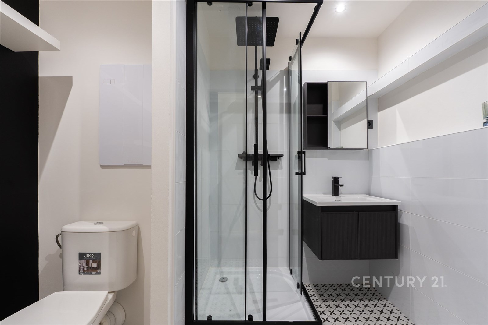 Moderní koupelna s černými doplňky, sprchovým kout