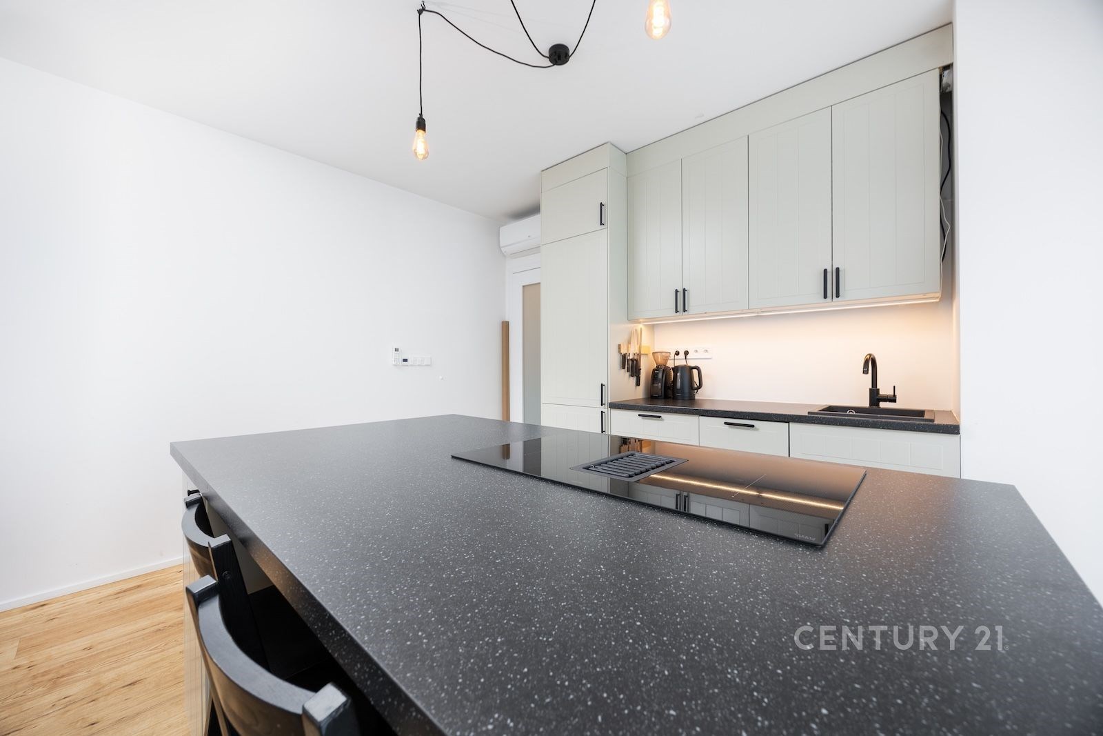 Ostrůvek s varnou deskou a odkládacím prostorem