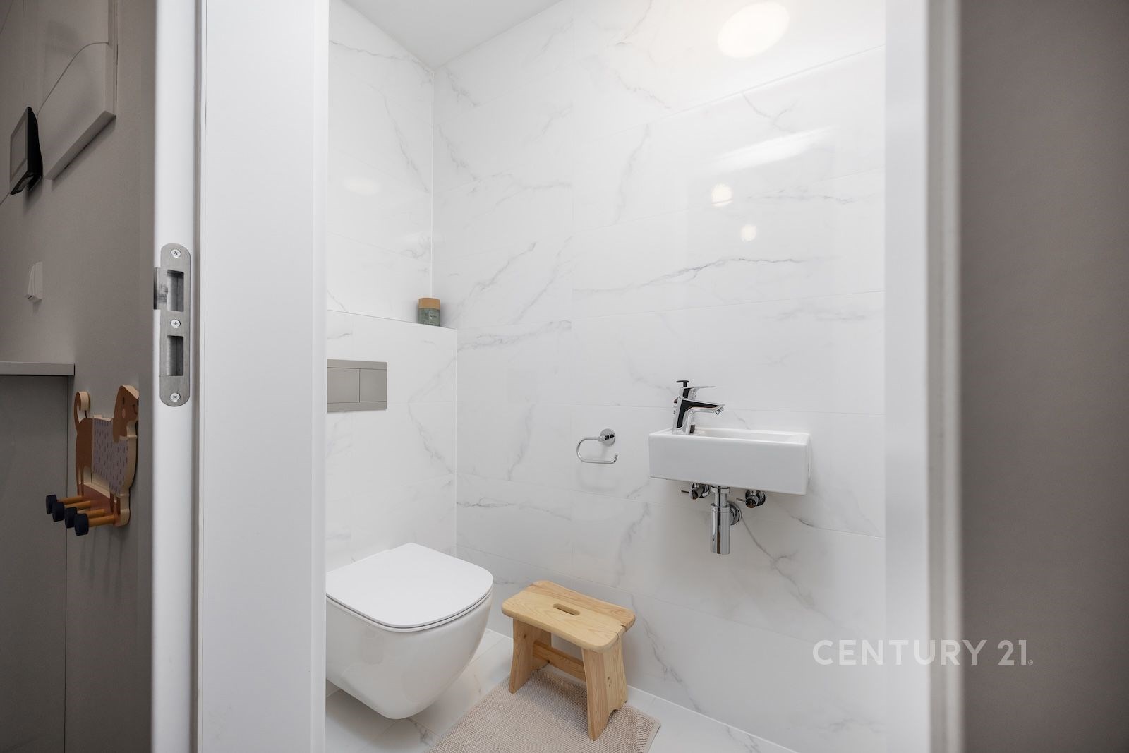 Samostatná toaleta s umyvadlem