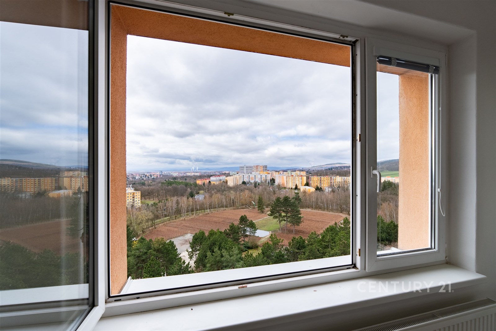 Světlý obývací pokoj s velkými okny, parketová pod