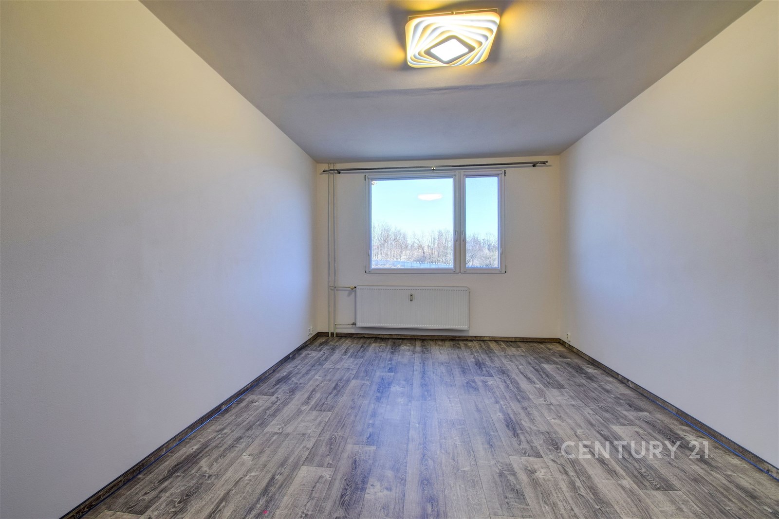 Prázdná světlá místnost s moderní plovoucí podlaho