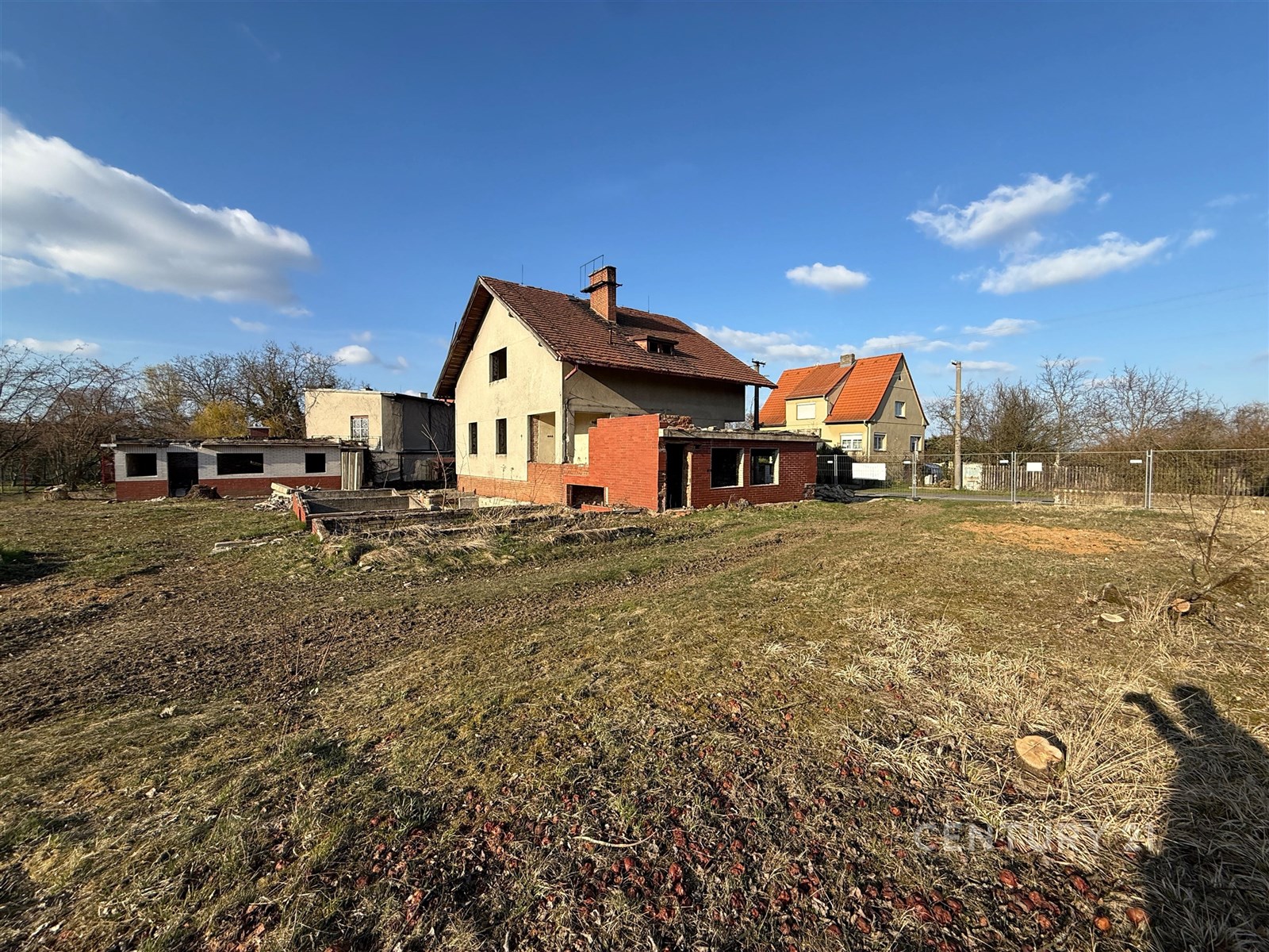 Na pozemku se nechází dům s vydaným demoličním vým