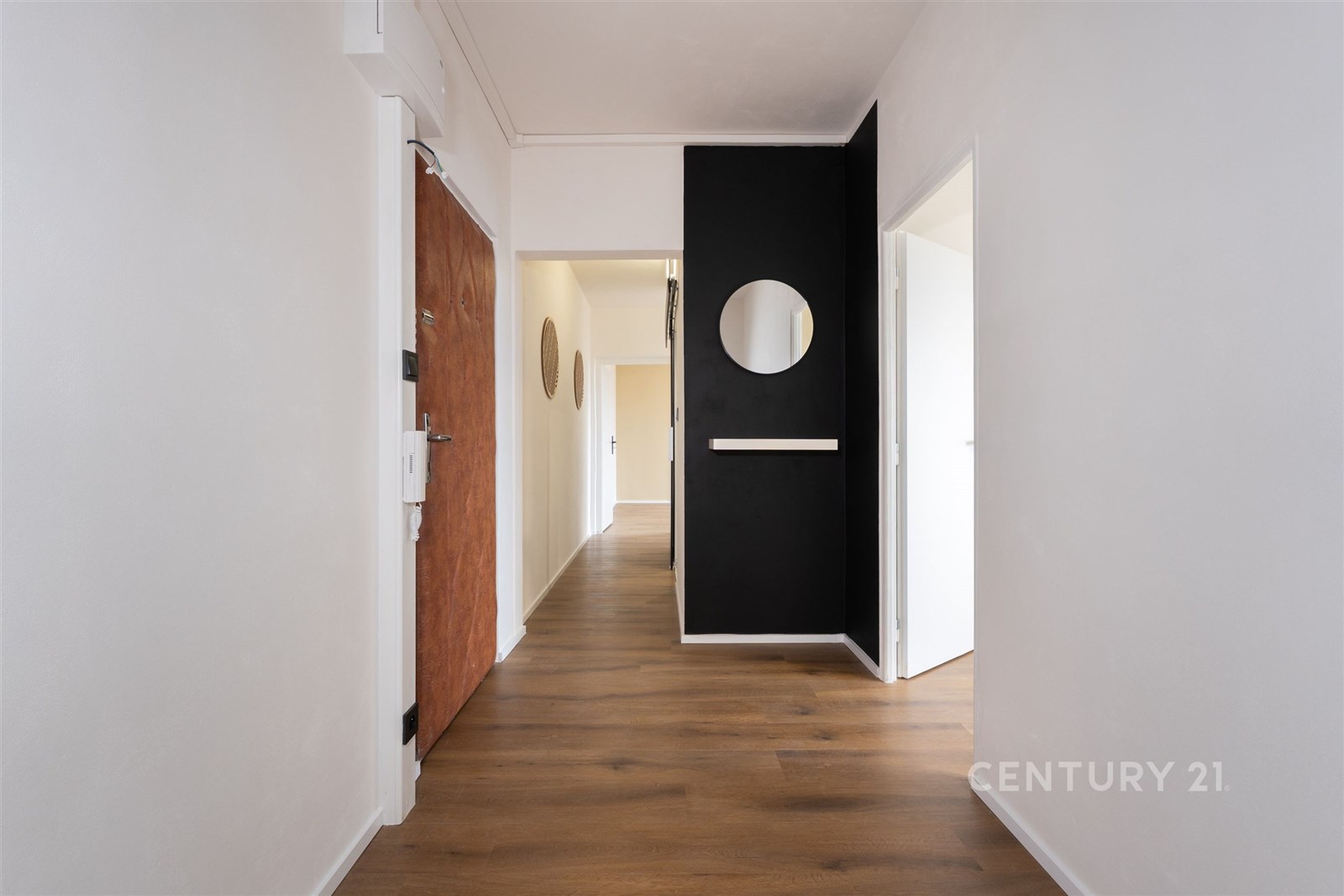 Vstupní chodba s parketovou podlahou a moderní čer