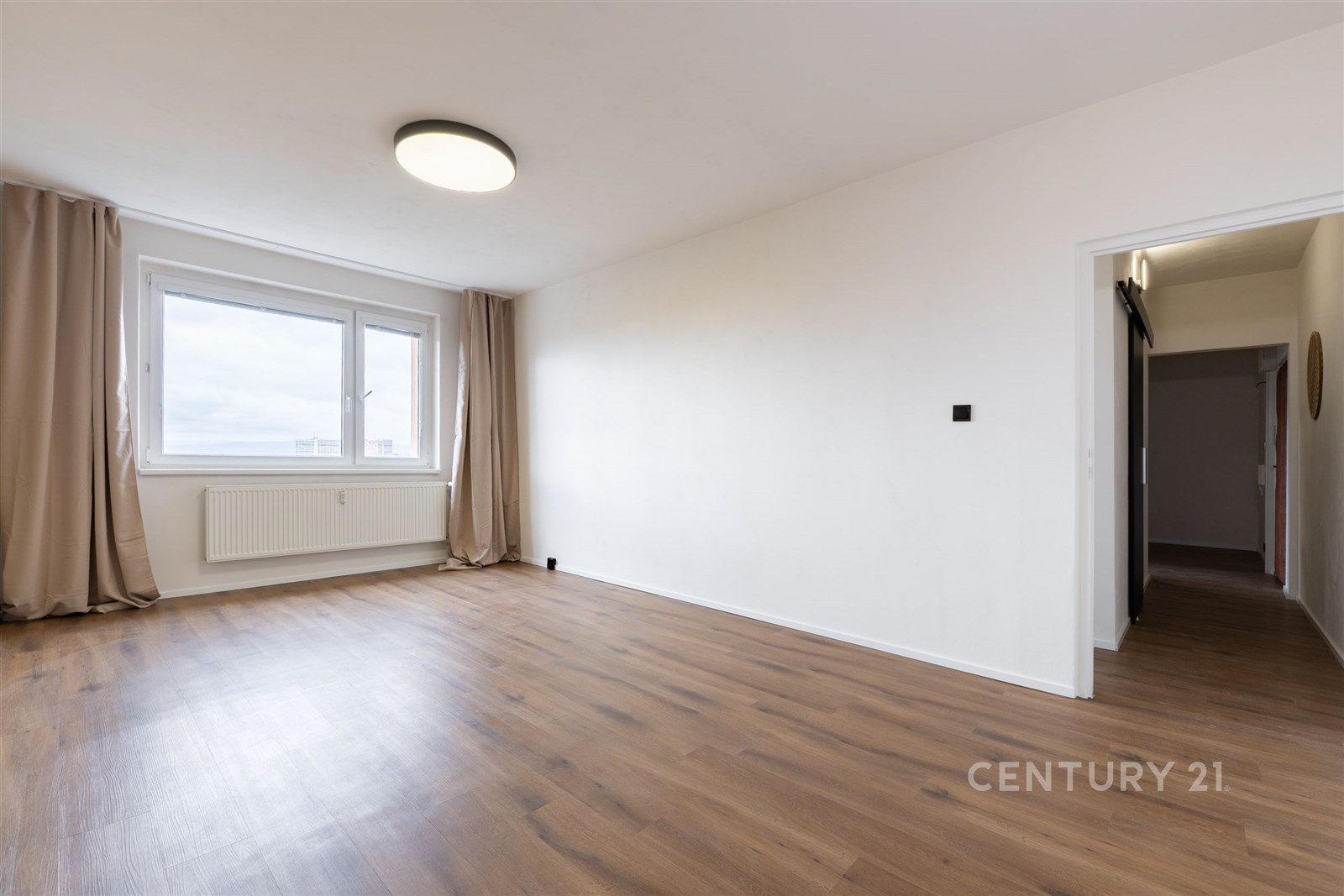 Světlý obývací pokoj, parketová podlaha, velká okn