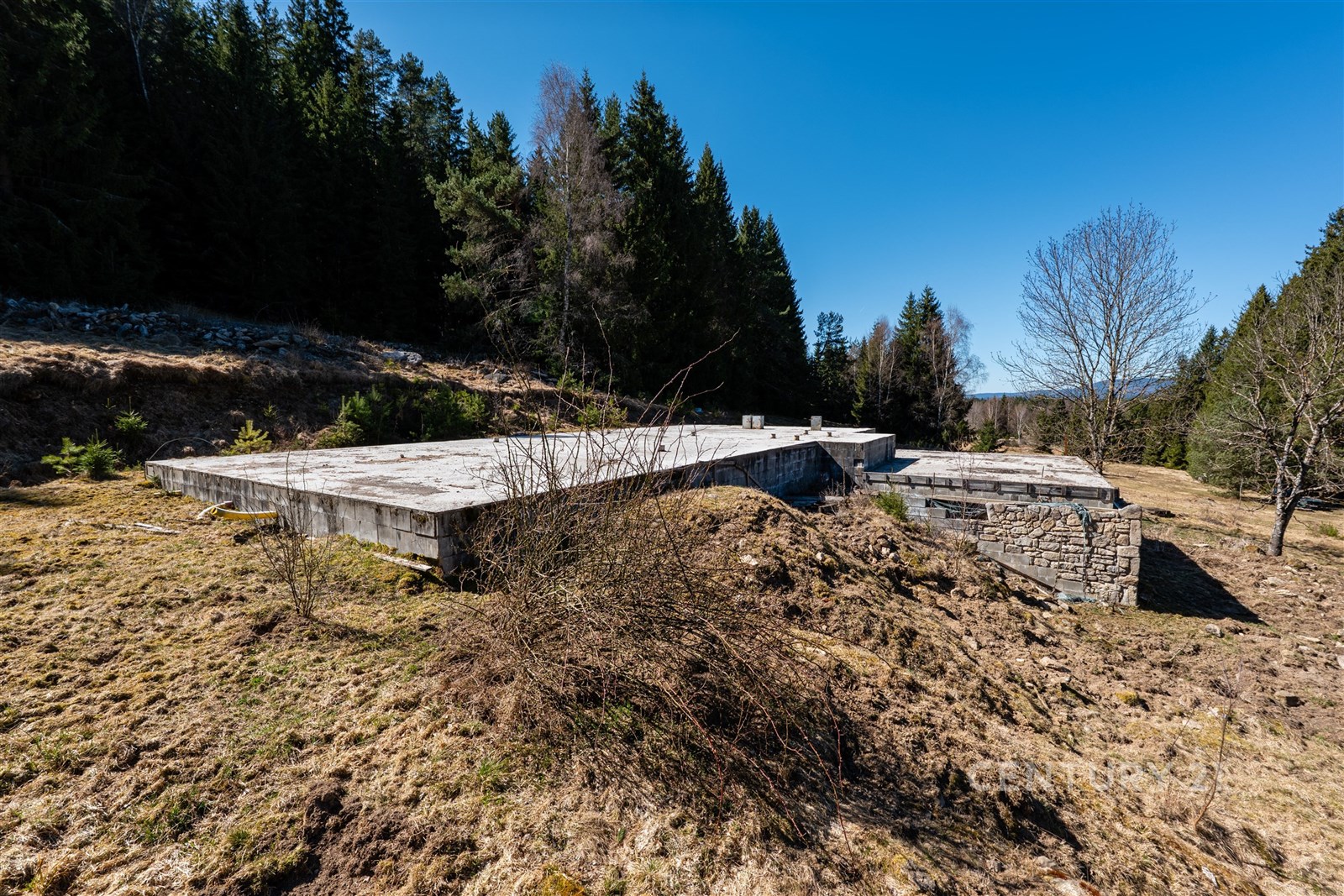 Přízemní dům v přírodní krajině s kamennými detail