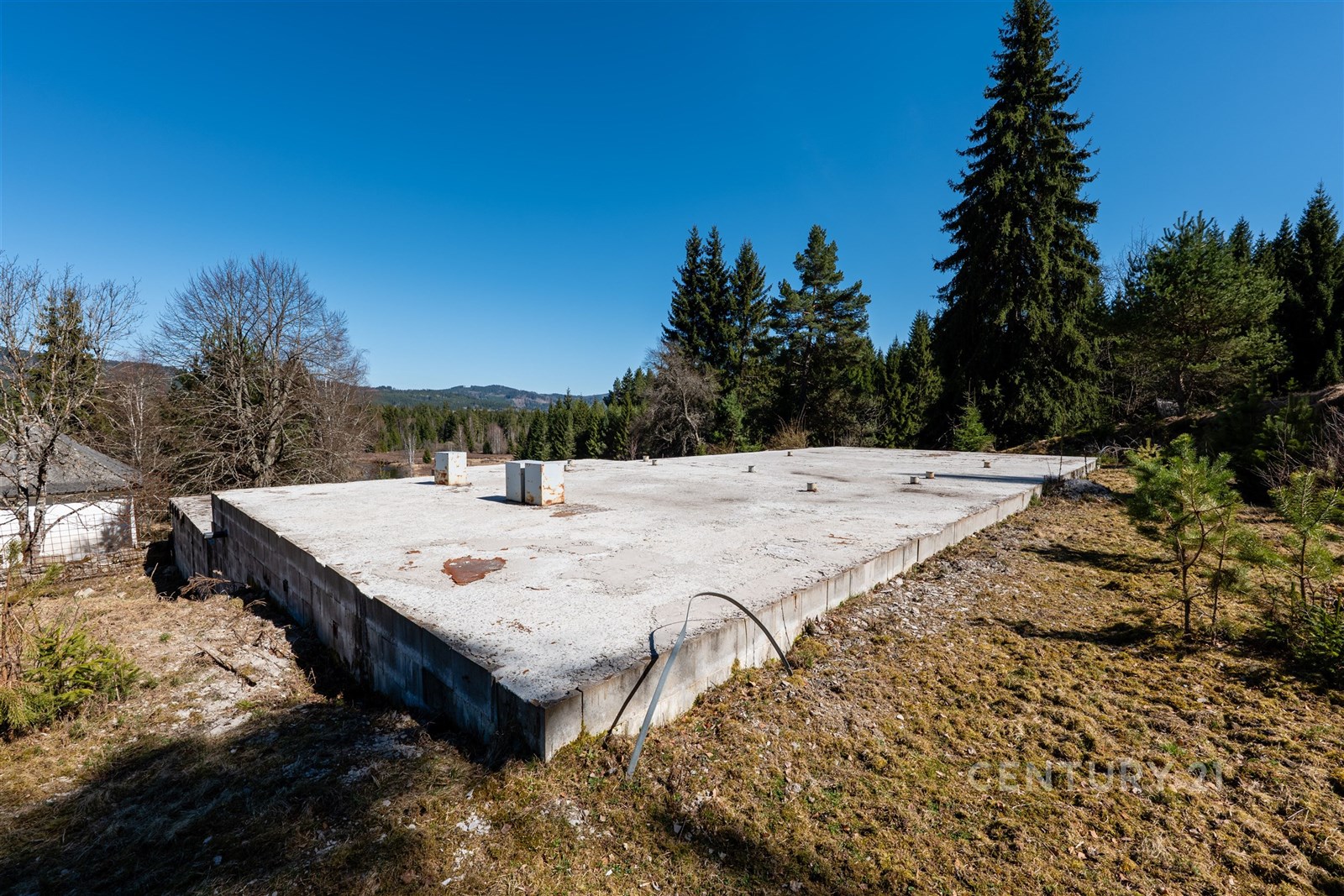 Základová deska na rozlehlém pozemku, připravená k