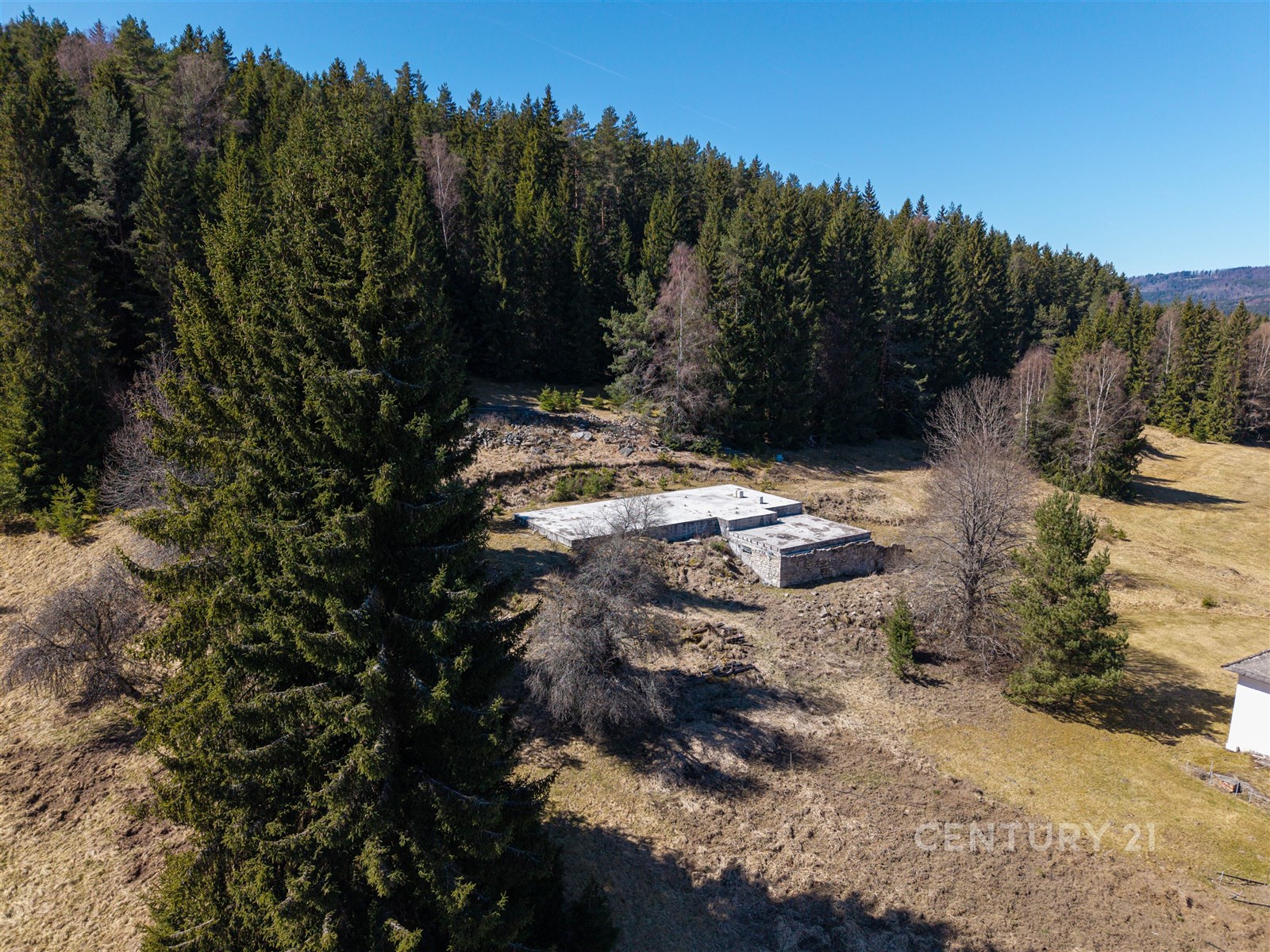 Prázdný stavební pozemek obklopený lesy, ideální p