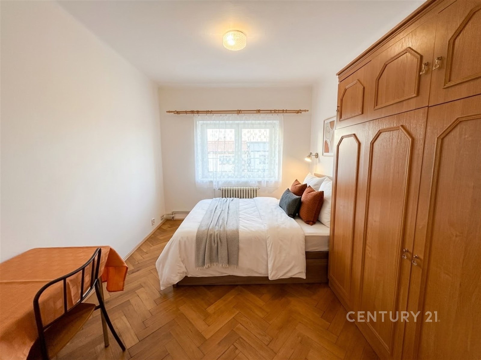 Ložnice s výhledem na panorama Prahy