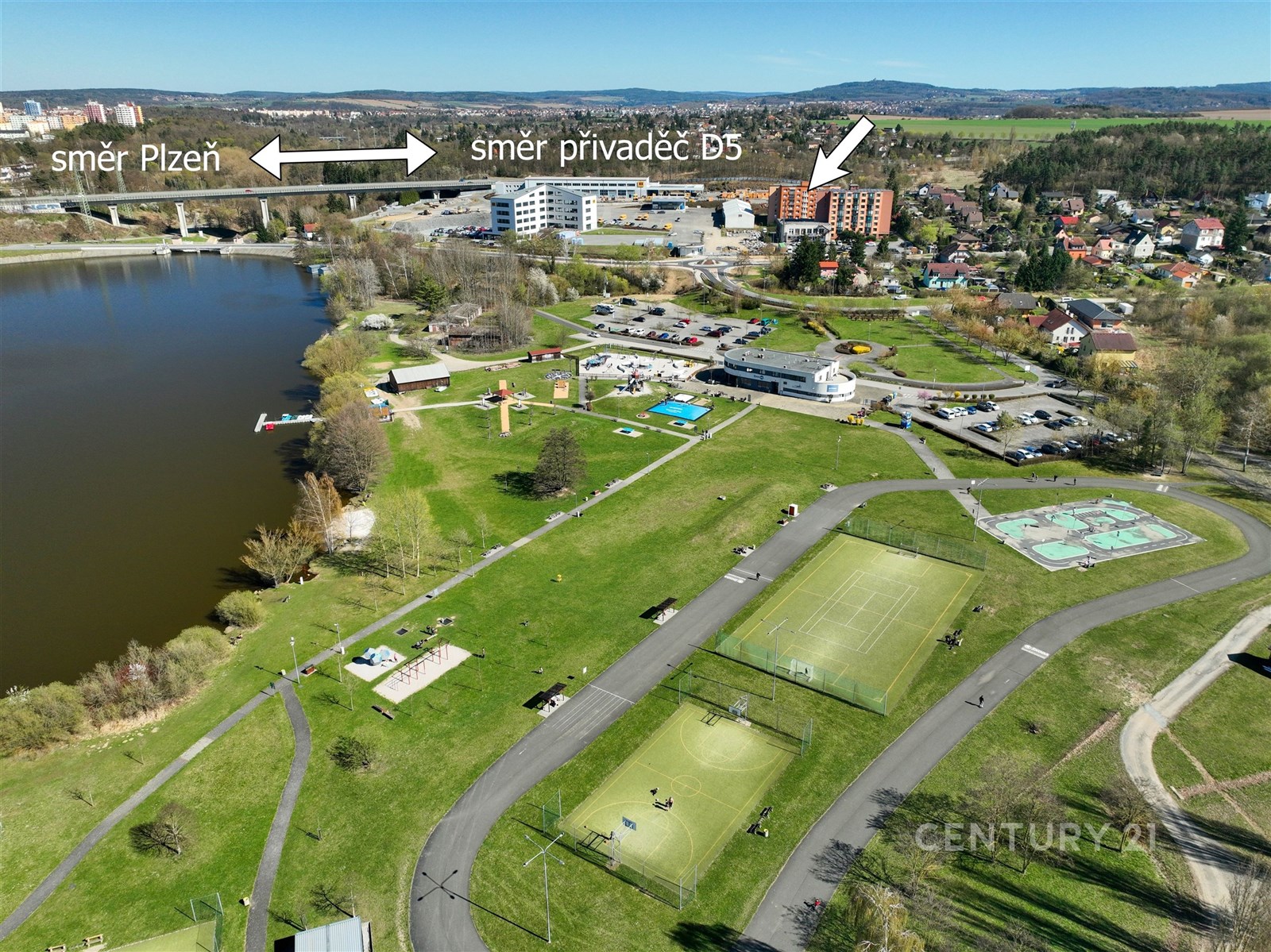 Vstupní prostor s moderním výtahem a kamennými sch