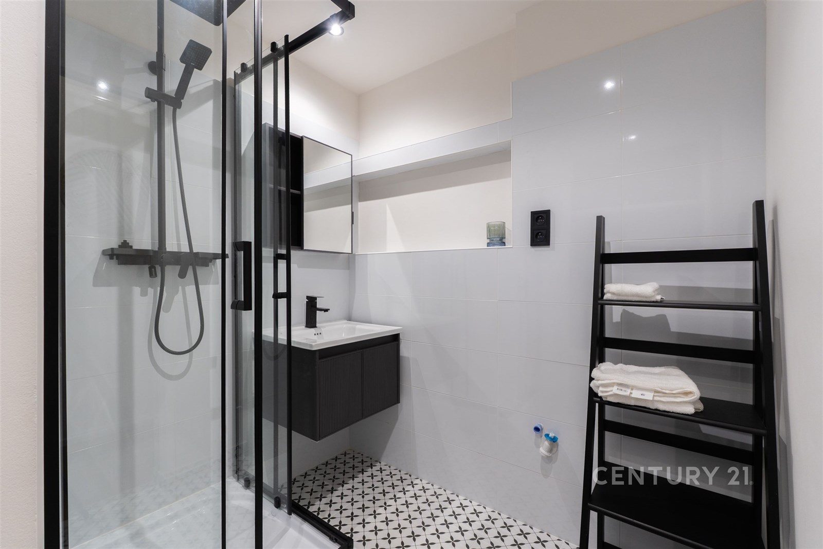 Moderní koupelna s proskleným sprchovým koutem, bí