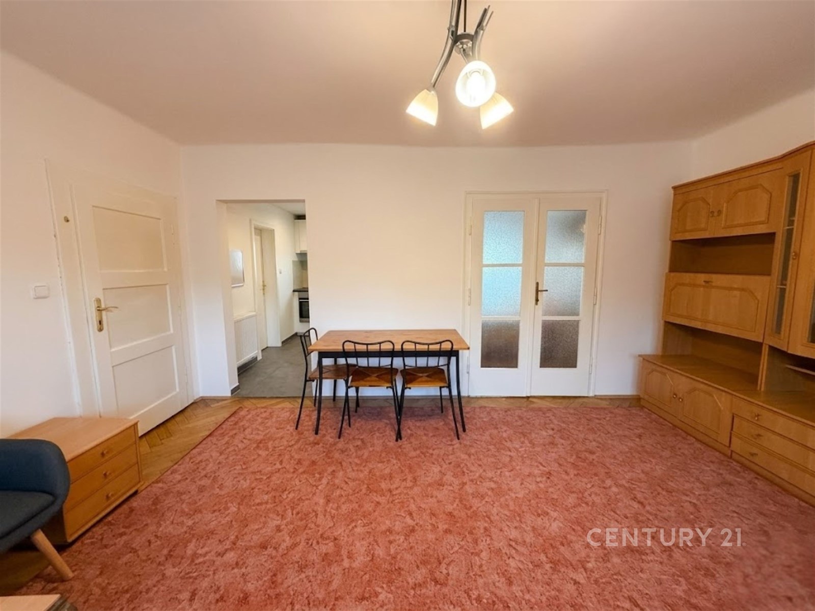 Obývací pokoj s výhledem do parku