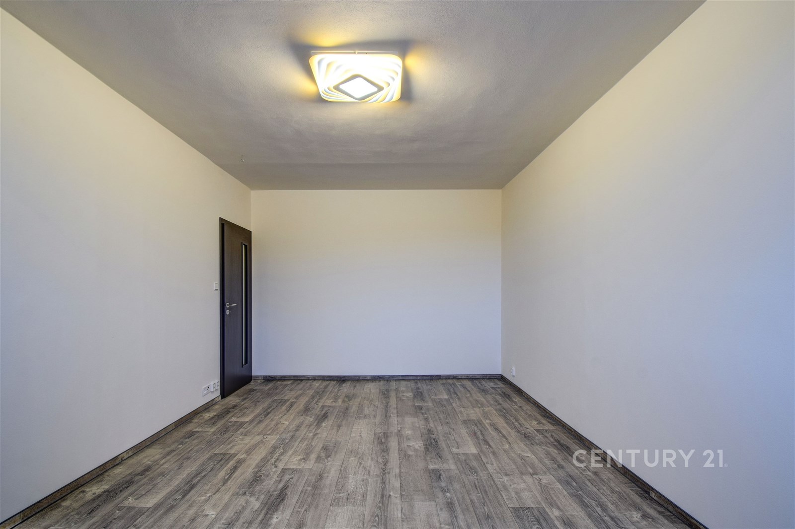 Prázdný pokoj s moderními šedými podlahami, bílými