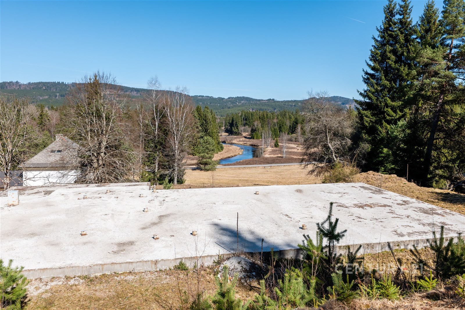 Prázdný stavební pozemek obklopený přírodou a lesy