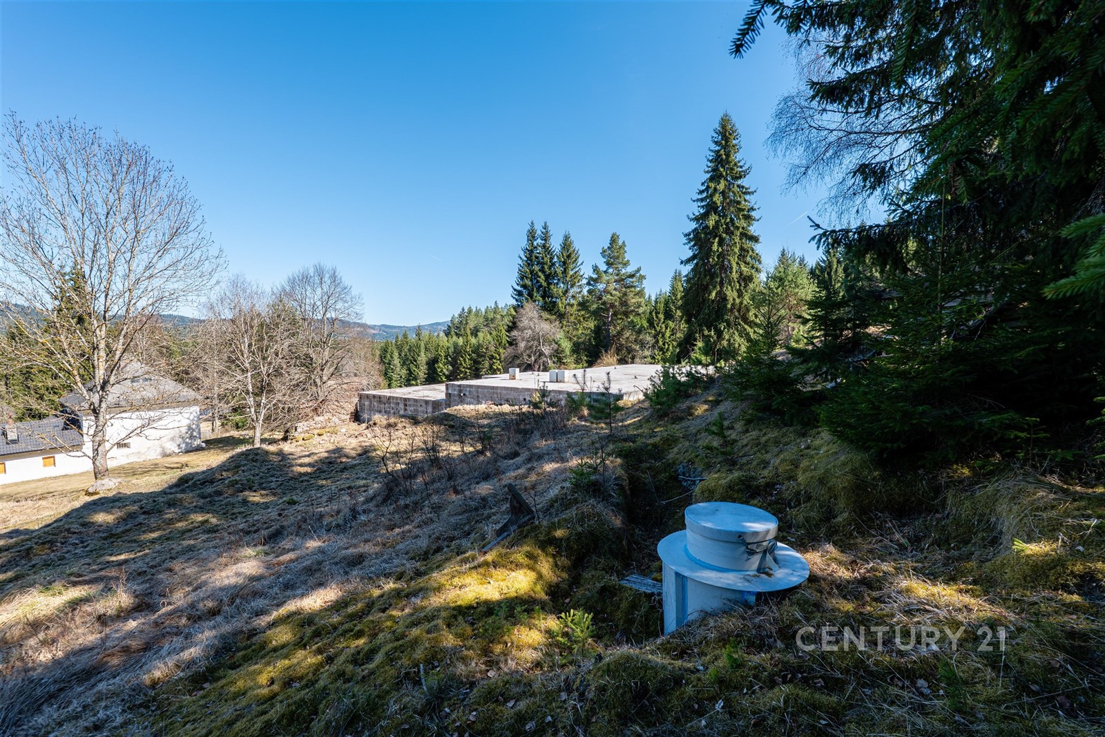 Stavební pozemek obklopený přírodou a lesy, ideáln