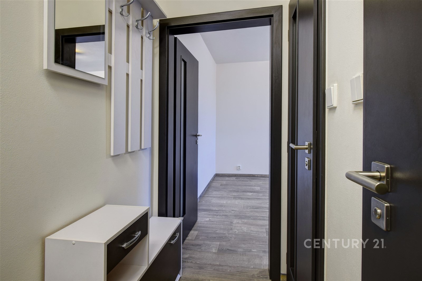 Vstupní chodba s moderními dveřmi, šatní skříní a 