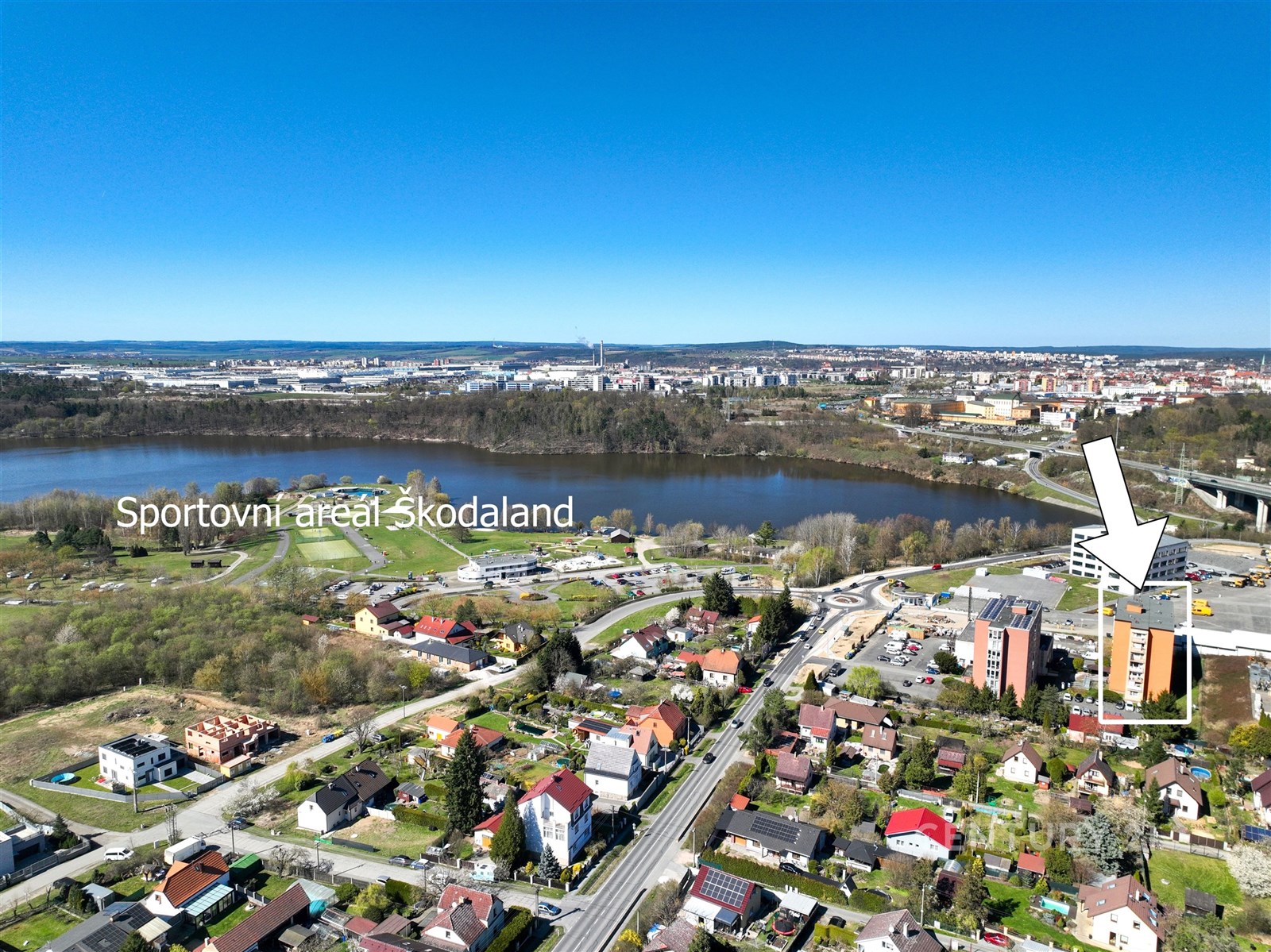 Vstupní hala s keramickou dlažbou, dřevěnými dveřm